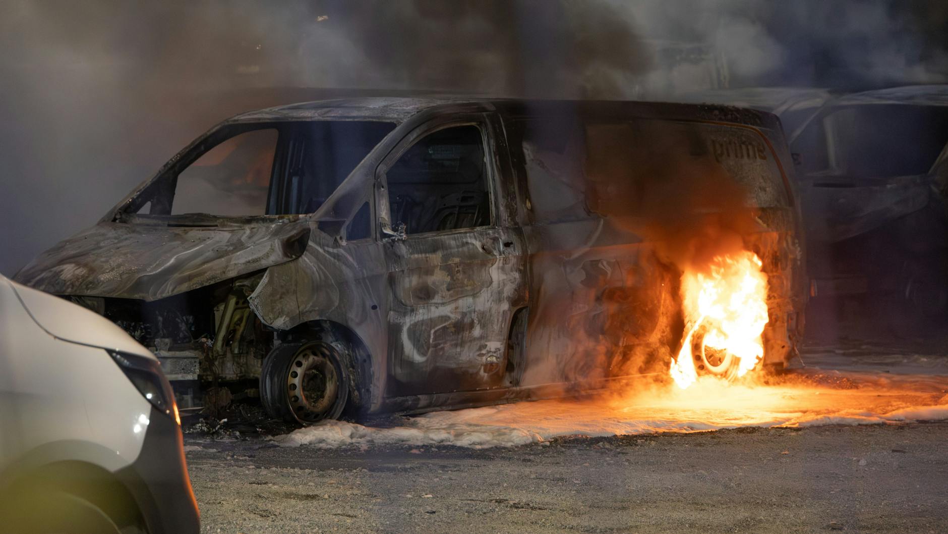Brennende Transporter der Firma Amazon in Britz. Gegen 3.15 Uhr wurden Polizei und Feuerwehr in den Koppelweg nach Neukölln alarmiert.