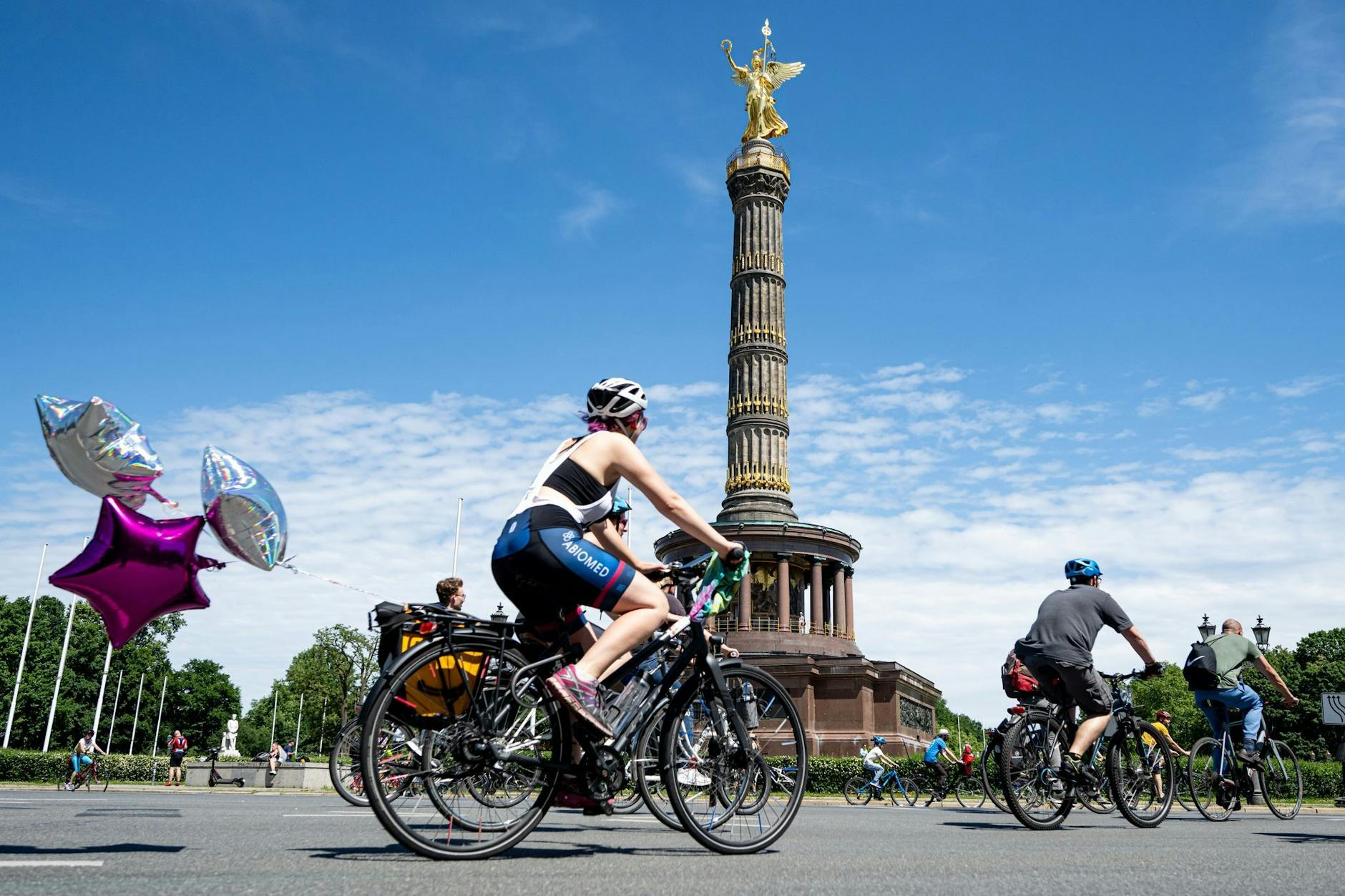 Auf zwei Rädern in Berlin unterwegs: Am 1. Juni 2025 demonstrieren Radfahrer am Großen Stern für eine bessere Verkehrspolitik. Bei der jährlichen Sternfahrt des ADFC sinkt die Teilnehmerzahl.