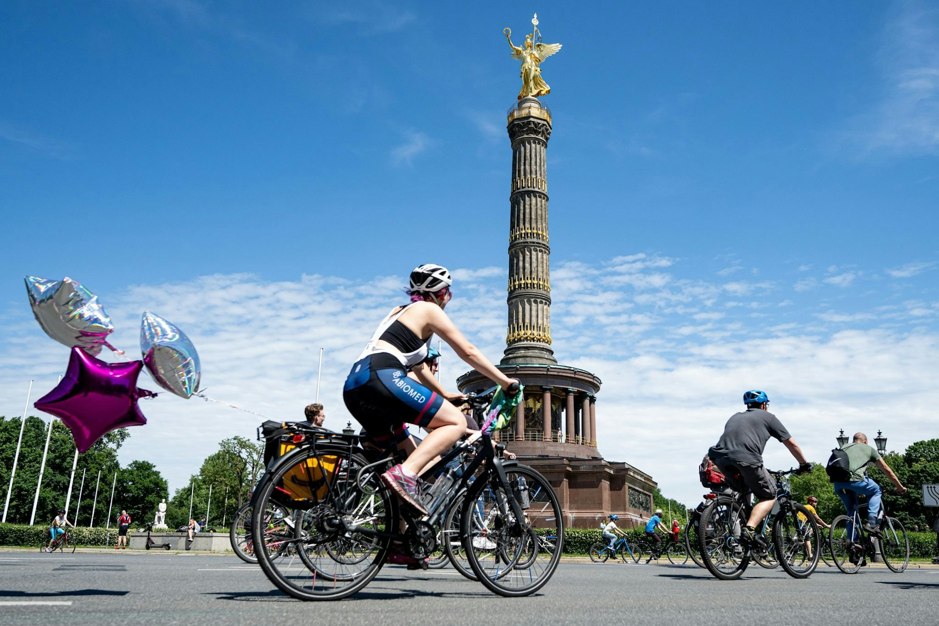 Auf zwei Rädern in Berlin unterwegs: Am 1. Juni 2025 demonstrieren Radfahrer am Großen Stern für eine bessere Verkehrspolitik. Bei der jährlichen Sternfahrt des ADFC sinkt die Teilnehmerzahl.