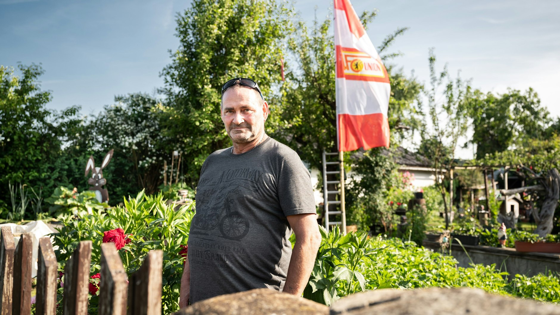 Union-Fan Matthias Hofedank (59) sagt, besonders Frauen würden sich bald in der Kleingartenanlage unwohl fühlen, wenn sie ständig das Gefühl haben müssen, auf Schritt und Tritt beobachtet zu werden.