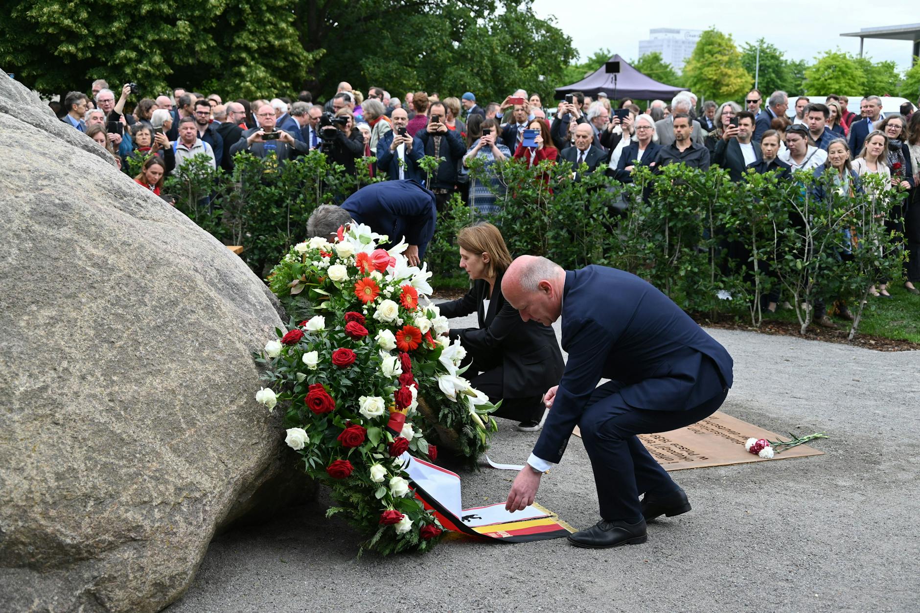 Deutschlands Kulturminister Wolfram Weimer, Polens Kulturministerin Hanna Wroblewska und Berliner Regierender Bürgermeister Kai Wegner enthüllen den Gedenkstein.
