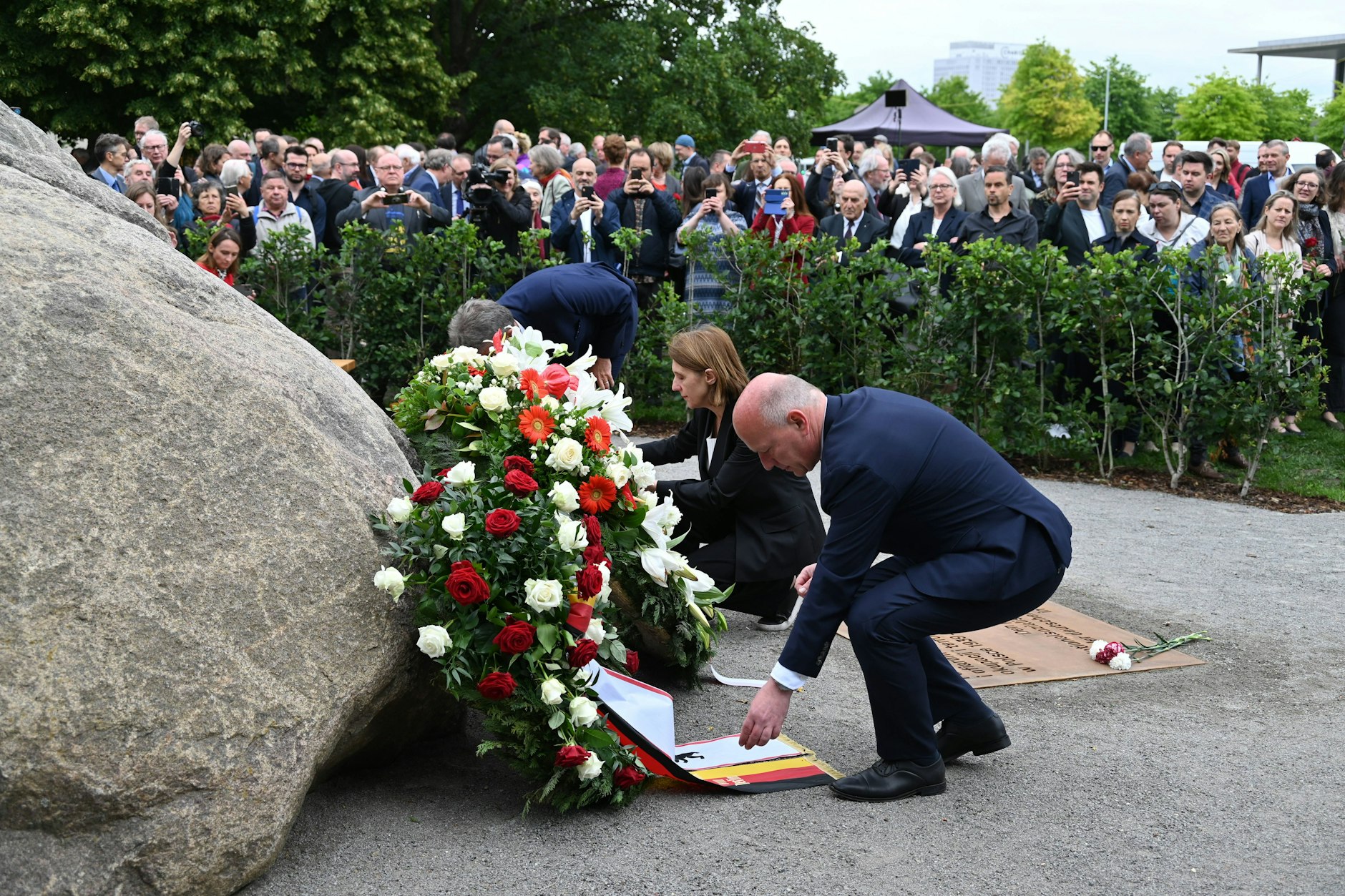 Deutschlands Kulturminister Wolfram Weimer, Polens Kulturministerin Hanna Wroblewska und Berliner Regierender Bürgermeister Kai Wegner enthüllen den Gedenkstein.
