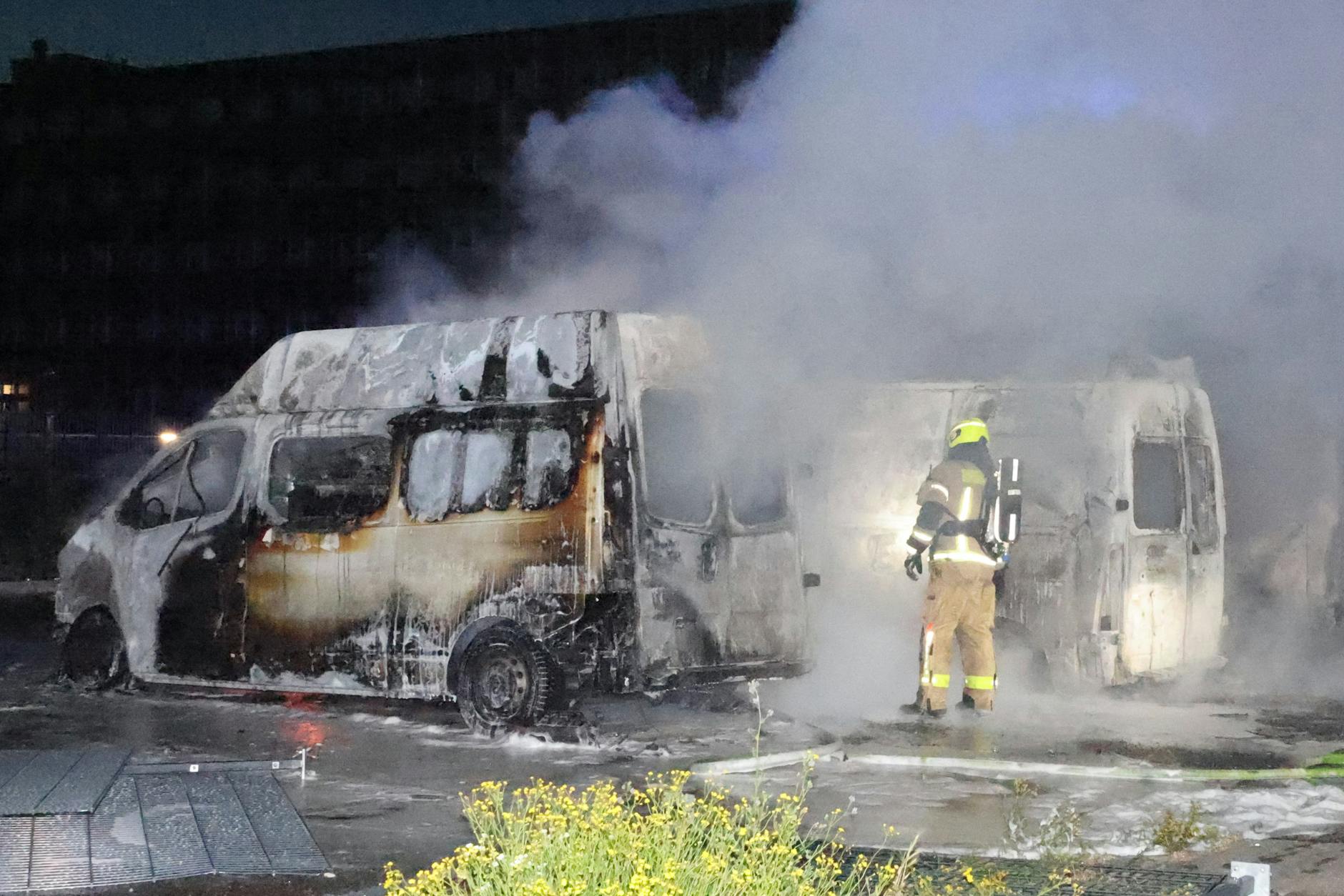 Gegen 3 Uhr wurden Polizei und Feuerwehr nach Lichtenberg alarmiert, hier brannten zahlreiche Fahrzeuge der Telekom auf einem Gelände. Auch hier konnte die Feuerwehr nicht verhindern das viele Fahrzeuge total ausbrannten.