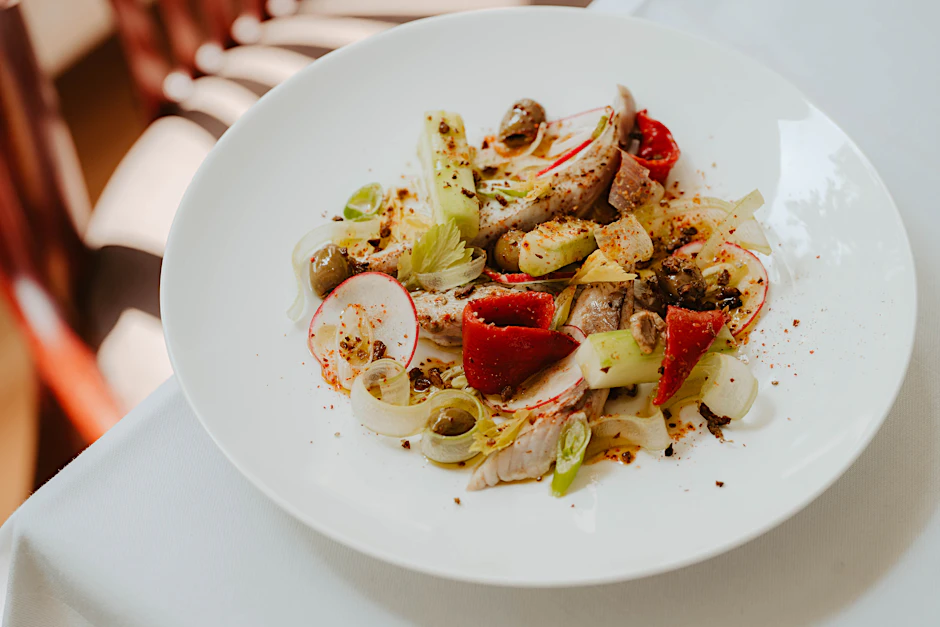 Ausgezeichnet: das französische Restaurant Mastan in der Gneisenaustraße, hier mit der Makrele a la nicoise auf dem Teller