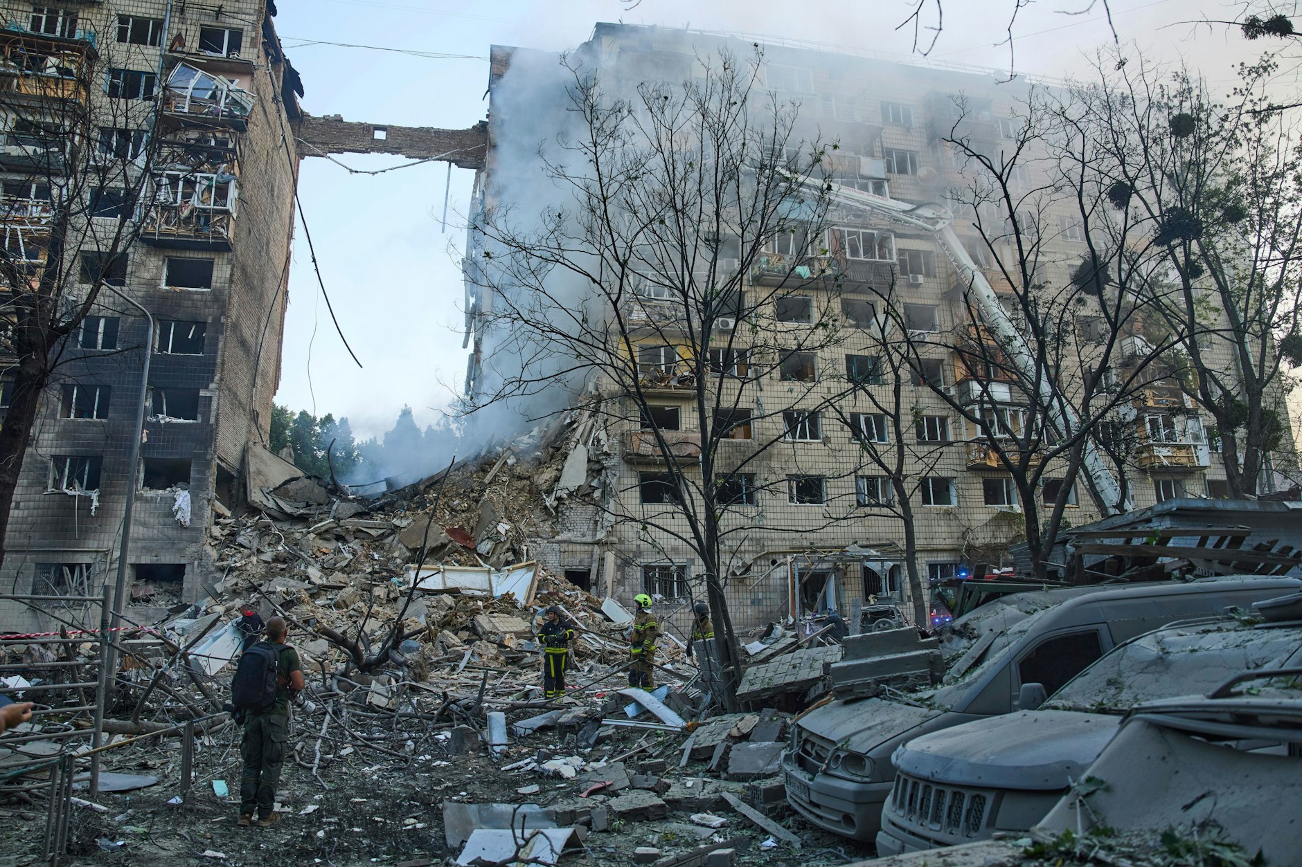 Ukraine, Kiew: Feuerwehrleute löschen einen Brand nach dem Einschlag einer Rakete in ein Wohnhaus während eines massiven russischen Raketen- und Drohnenangriffs in Kiew.