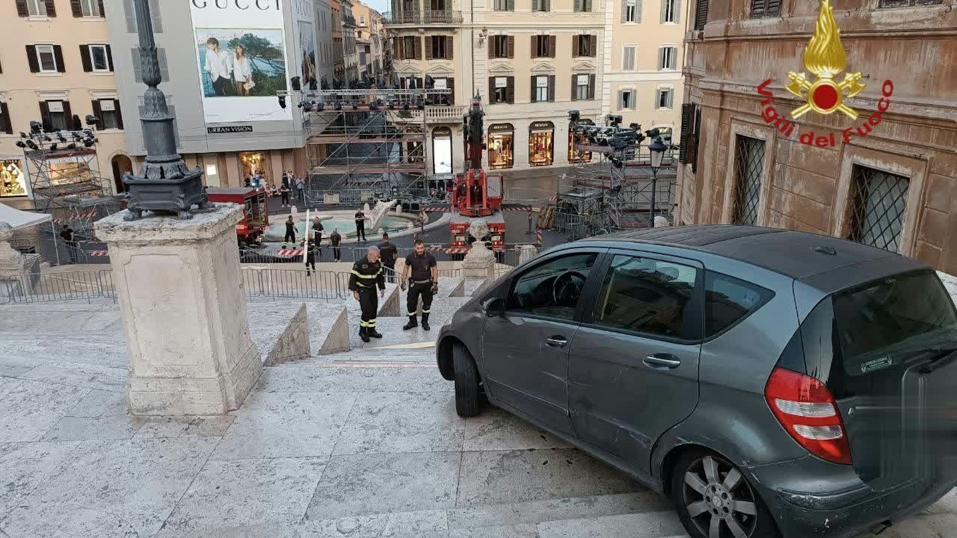 Irrfahrt beendet! Das Auto eines 80-jährigen Mannes steht auf der Spanischen Treppe in Rom.