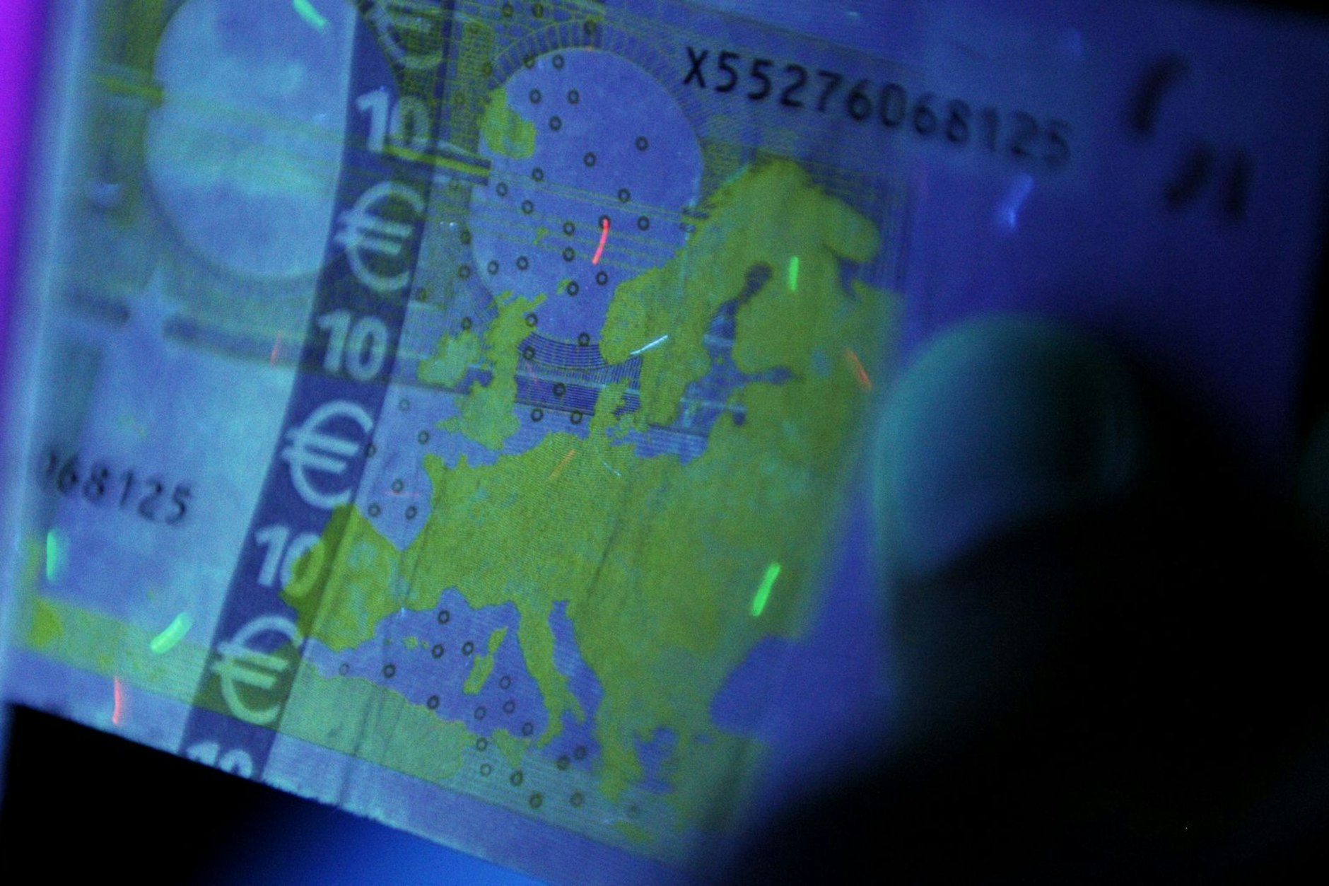 Die EZB ließ das Europa-Relief auf die Rückseite sämtlicher Euro-Banknoten drucken (Symbolbild).