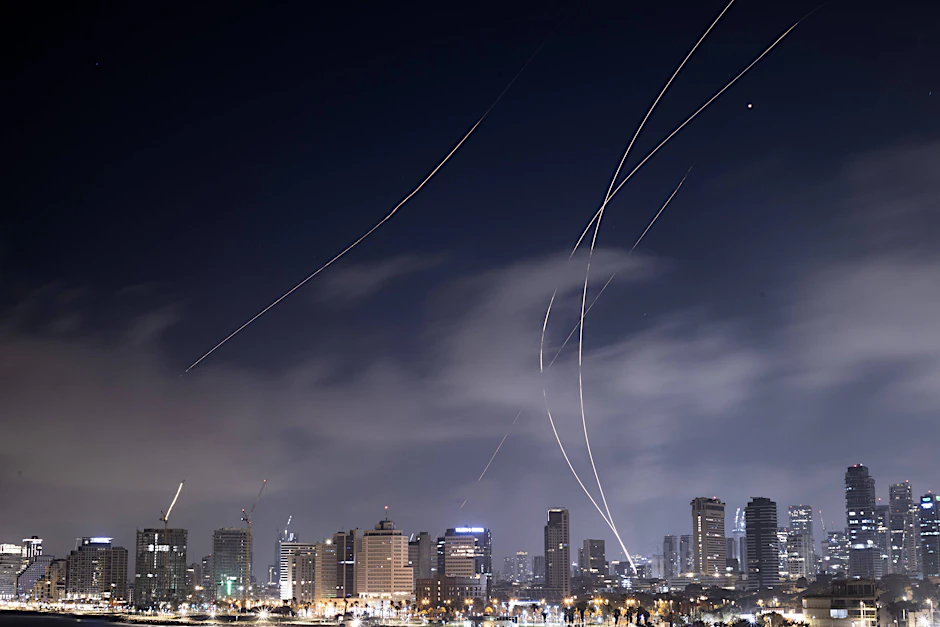 Einsatz des „Iron Dome“-Abwehrsystems über Tel Aviv am 18. Juni 2025