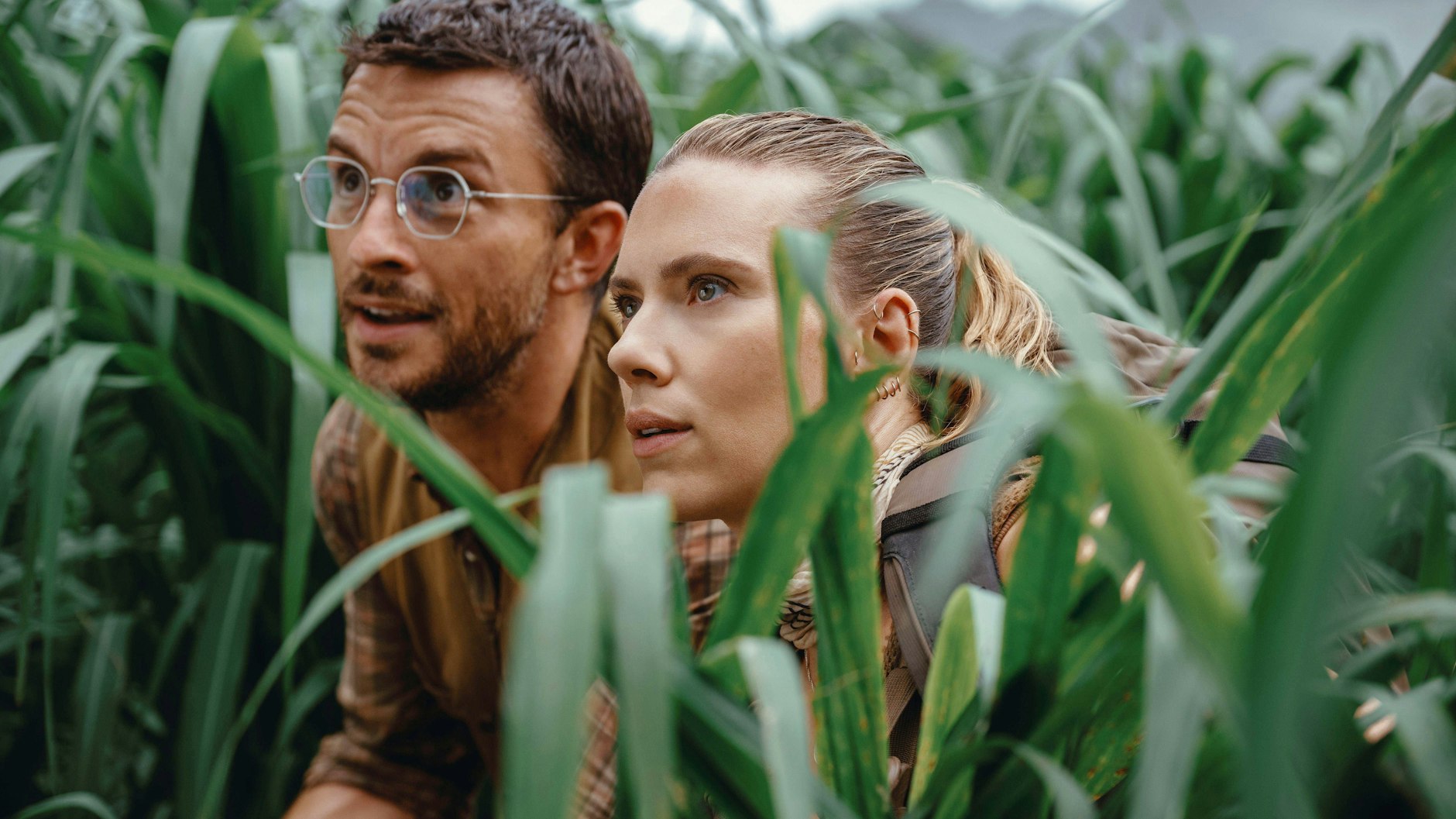 Scarlett Johansson und Jonathan Bailey in einer Szene von „Jurassic World: Die Wiedergeburt“. Der Film läuft am 2. Juli in den deutschen Kinos an.