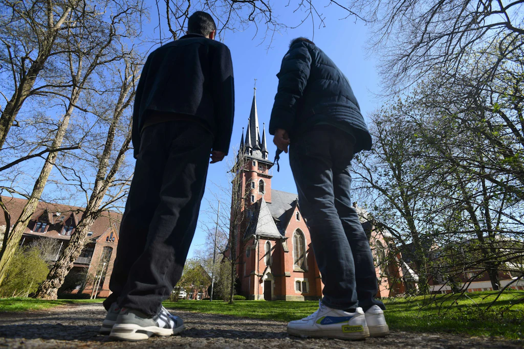 Abgetaucht in einem Berliner Pfarrhaus: Wie Kirchenschutz für drei Somalier für Unruhe sorgt
