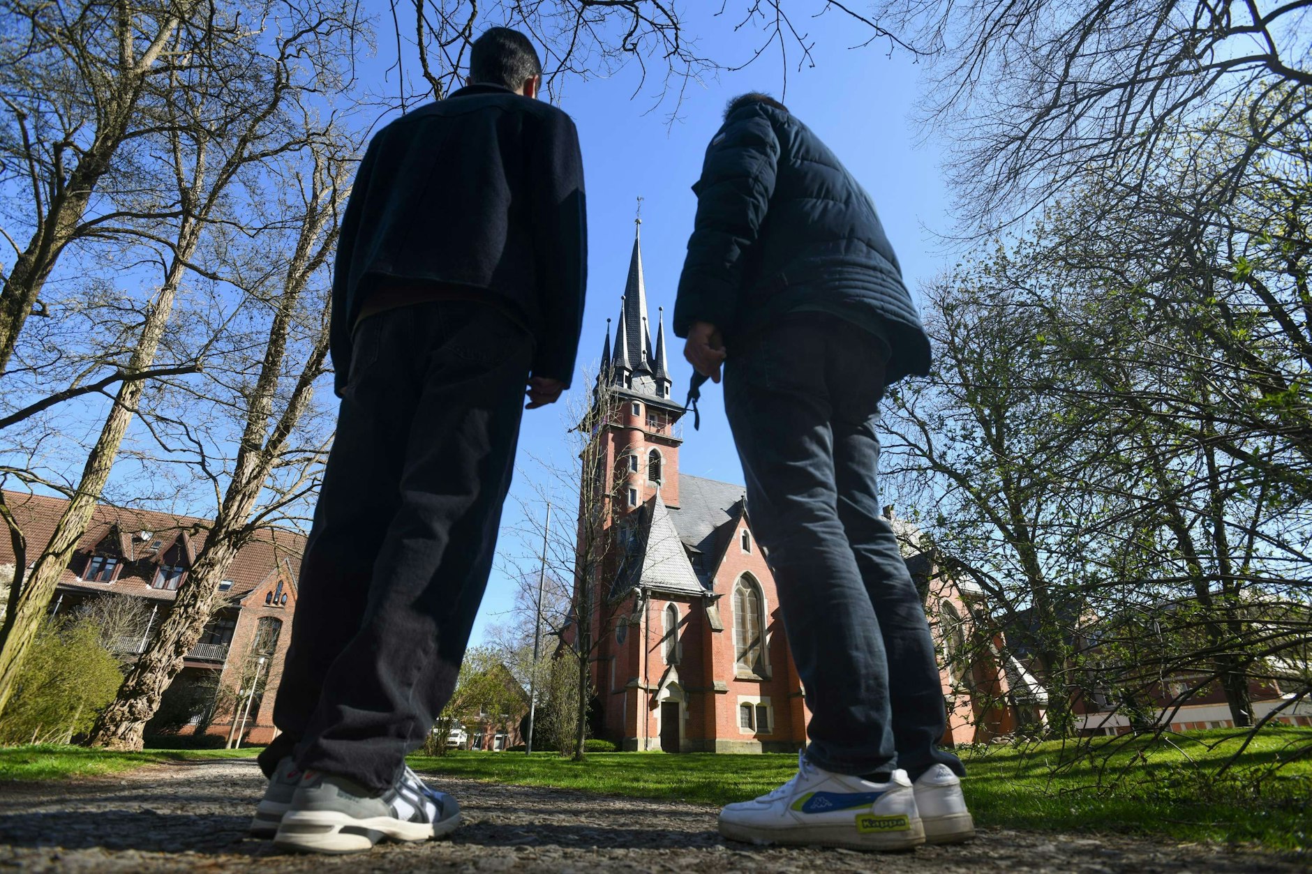 Zwei Flüchtlinge auf dem Gelände der evangelischen Stephansstift-Gemeinde in Hannover. Das Kirchenasyl gerät in der Politik zunehmend in die Kritik.