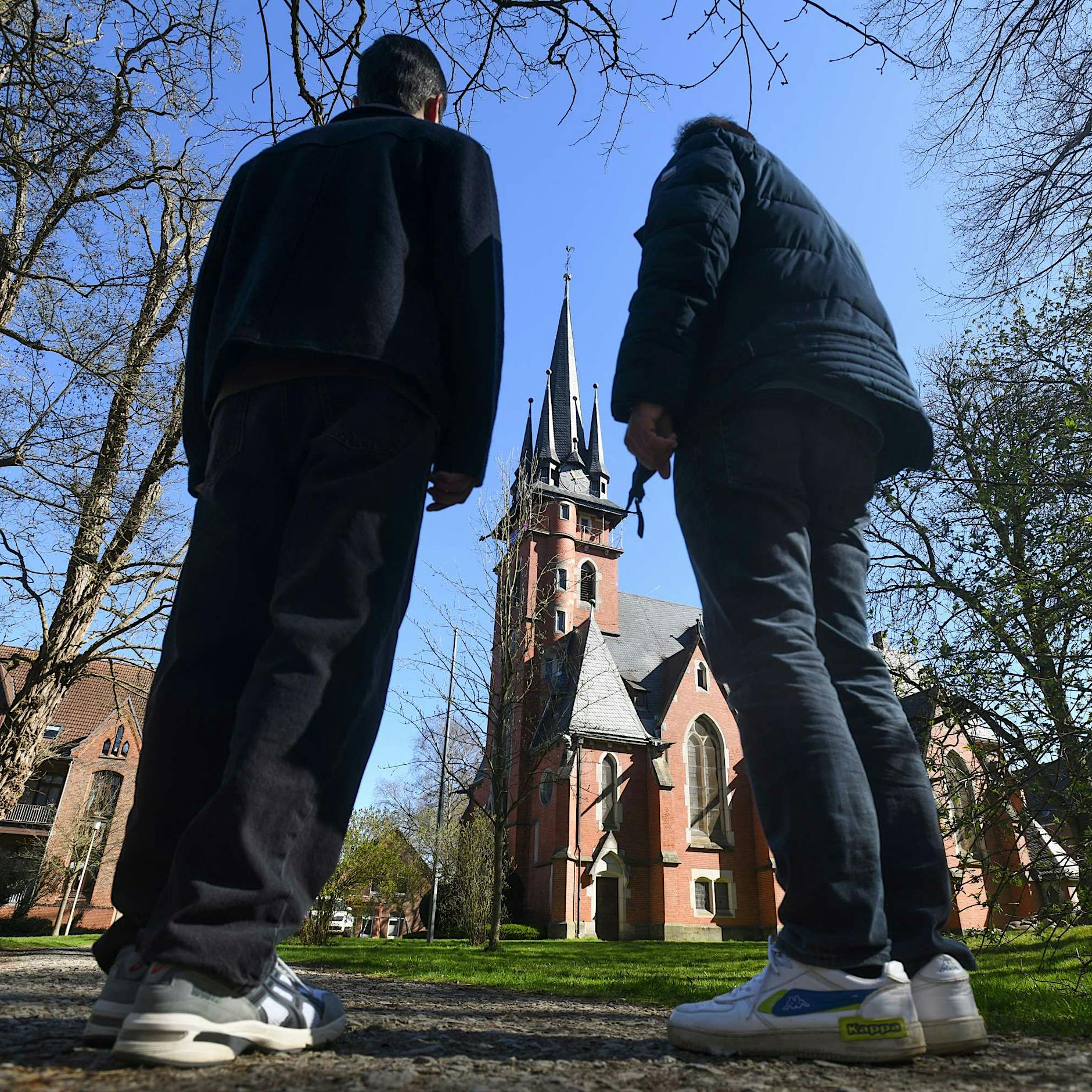 Abgetaucht in einem Berliner Pfarrhaus: Wie Kirchenschutz für drei Somalier für Unruhe sorgt