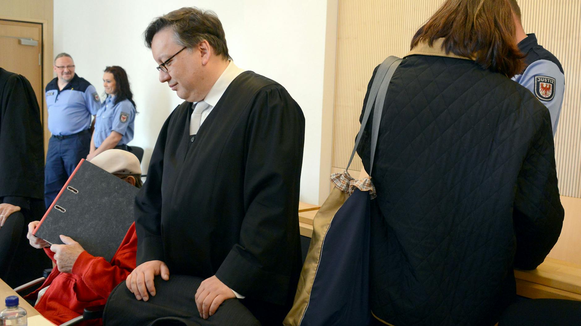 Beim Prozess vor elf Jahren: Christine S. (61, l.) und ihr Sohn Michael S. (35, r.) wurden verurteilt, Maike Thiels Mord in Auftrag gegeben zu haben.