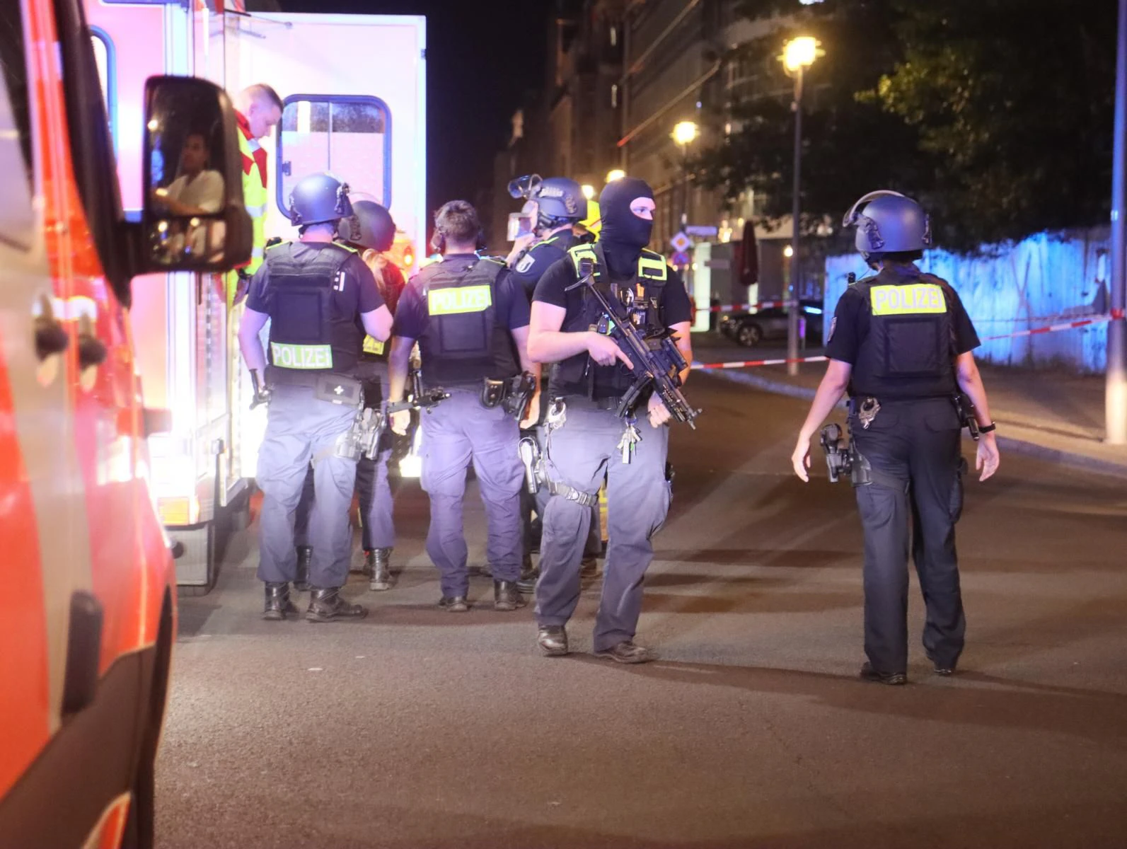 Großeinsatz am Checkpoint Charlie: Gruppe geht aufeinander los – mit ...