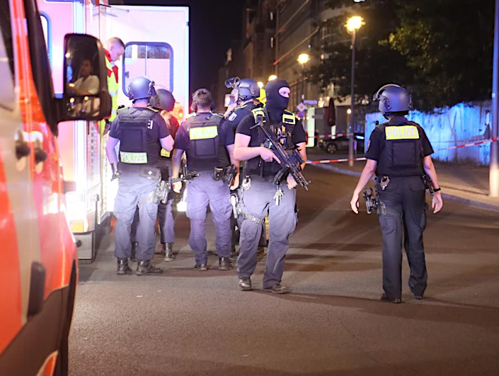 Großeinsatz am Checkpoint Charlie: Gruppe geht aufeinander los – mit ...