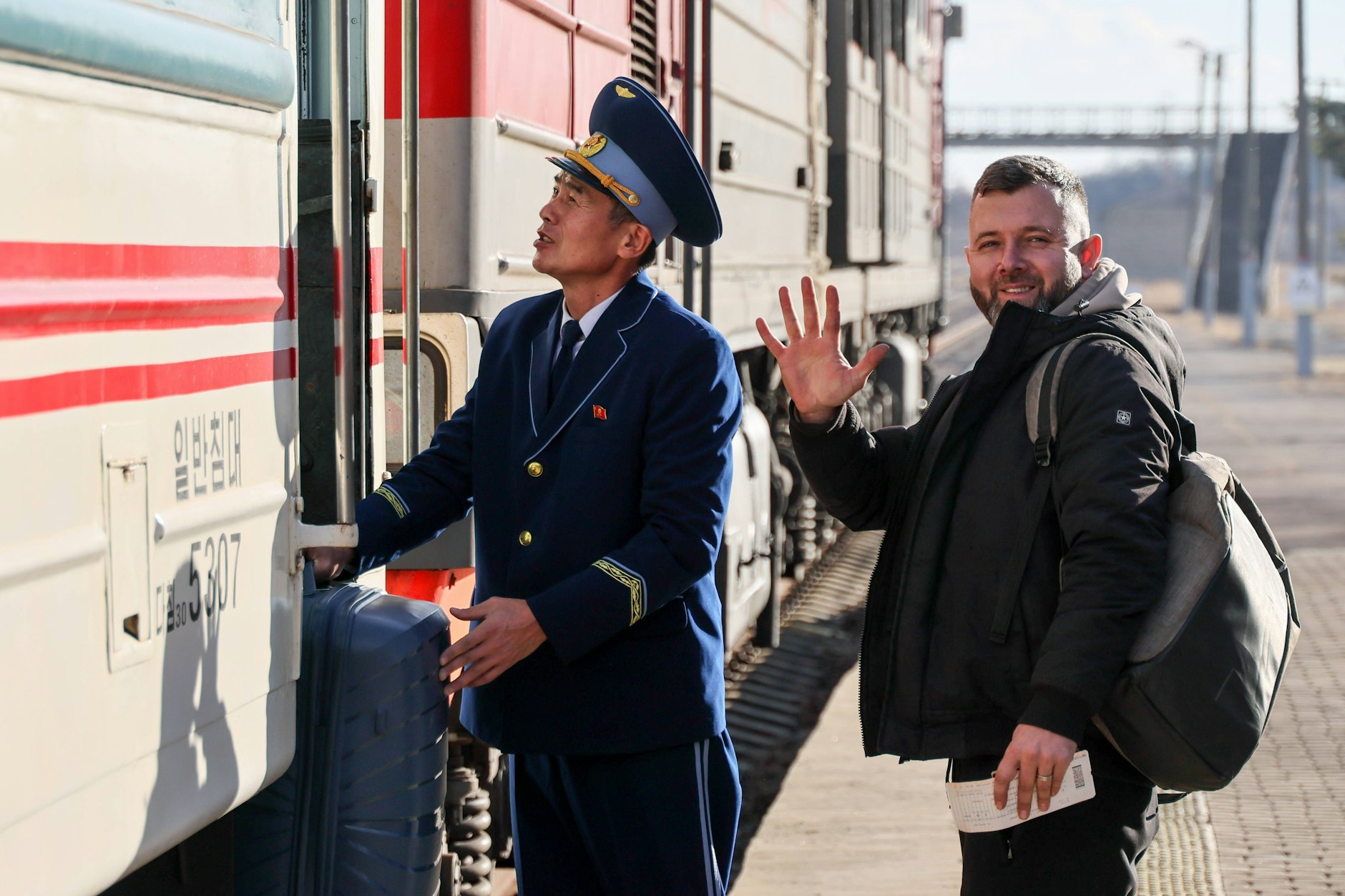 Nordkoreanische Zugschaffner übernehmen den Job ihrer russischen Kollegen kurz nach Wladiwostok.