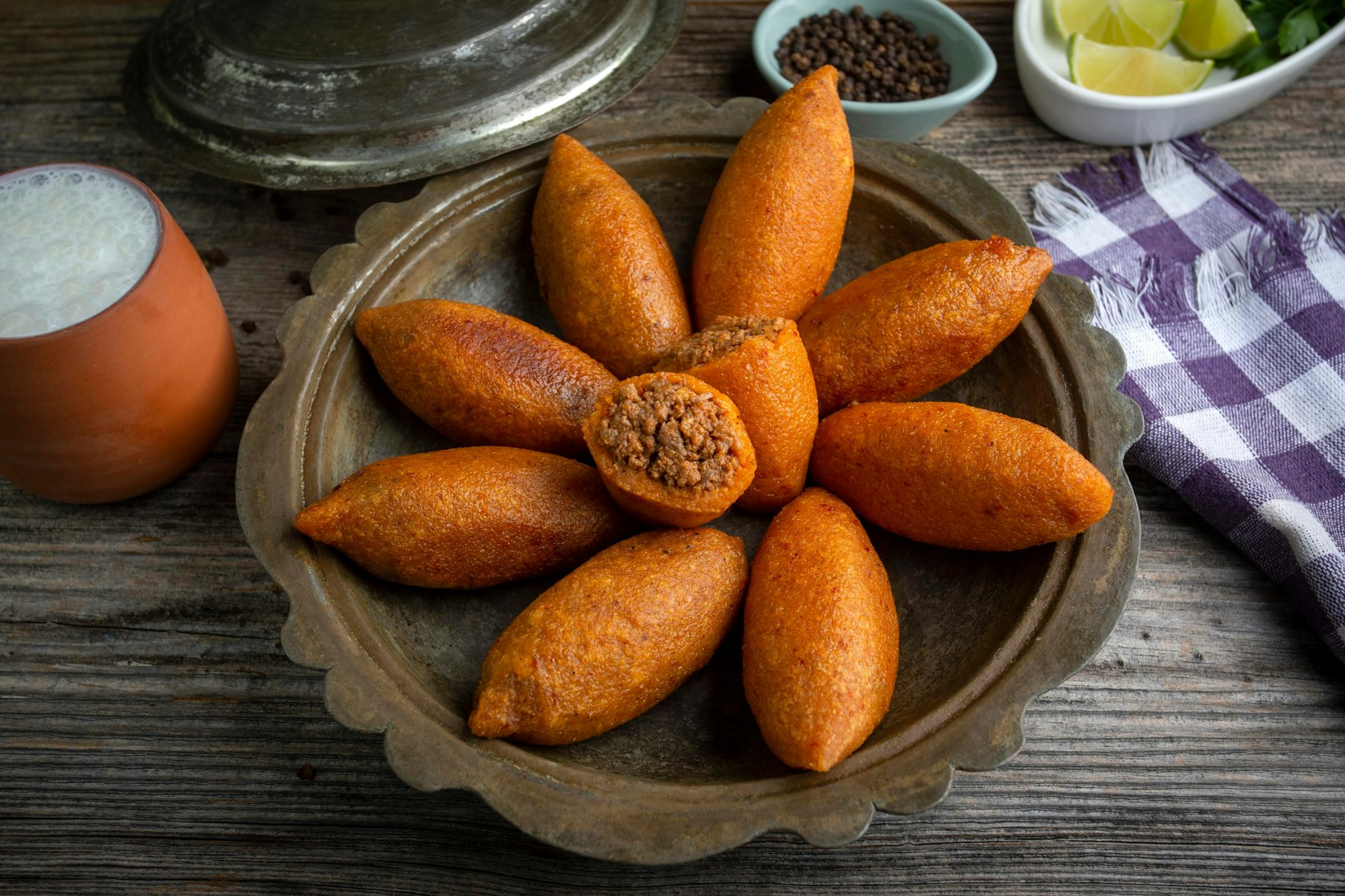 Coole Klöße: Die aus Bulgur und Hackfleisch geformten Kibbeh&nbsp;sind in Vorderasien&nbsp;weit verbreitet.