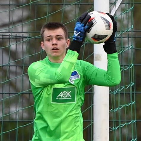 Vor seinem Jahr in Magdeburg hielt Lion Gantzke für Hertha BSC - wie hier 2022 in der U15 - die Bälle fest.