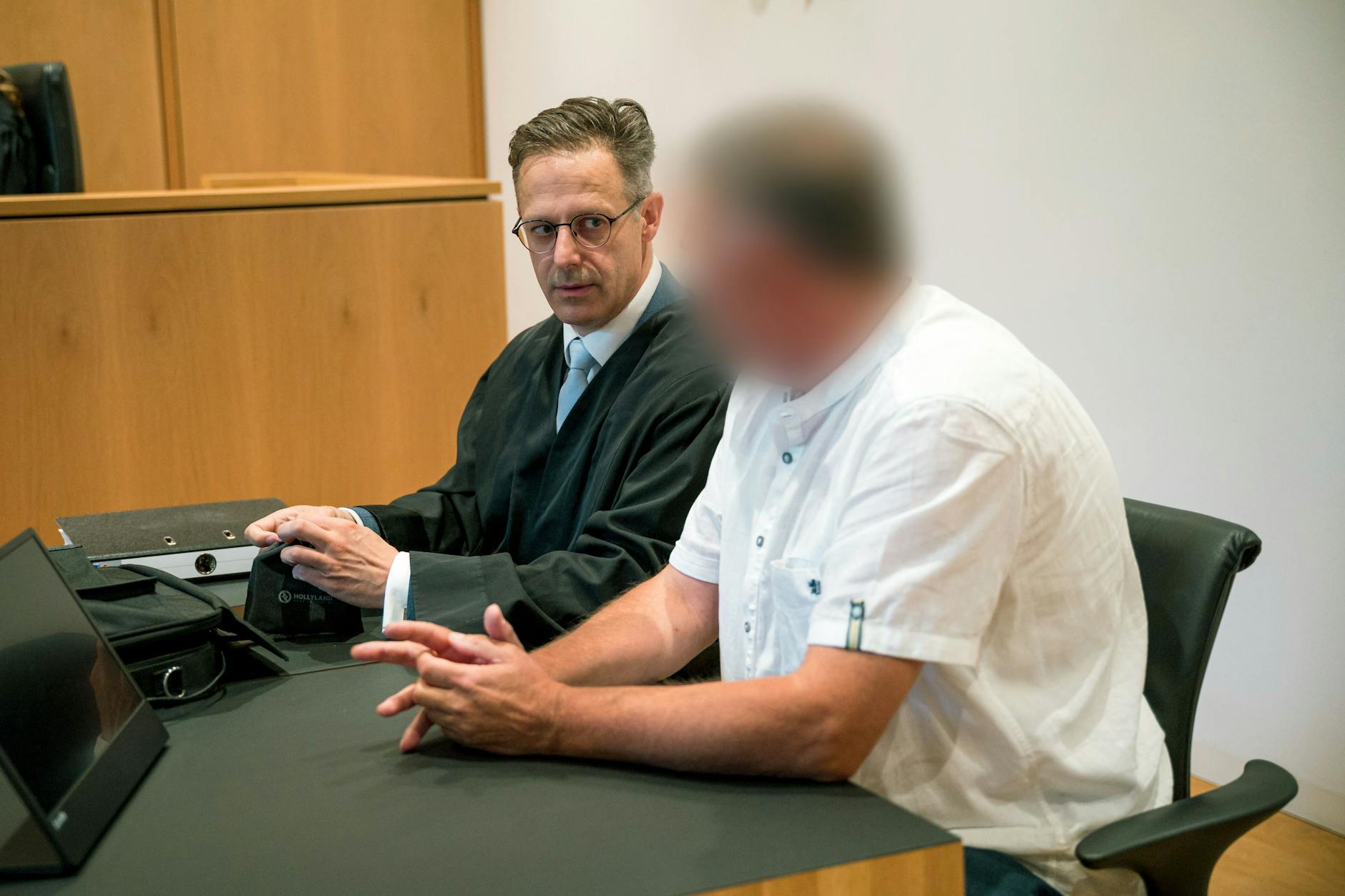 Anwalt Marcus Pretzell neben dem angeklagten Rentner am Mittwoch in Haßfurt.