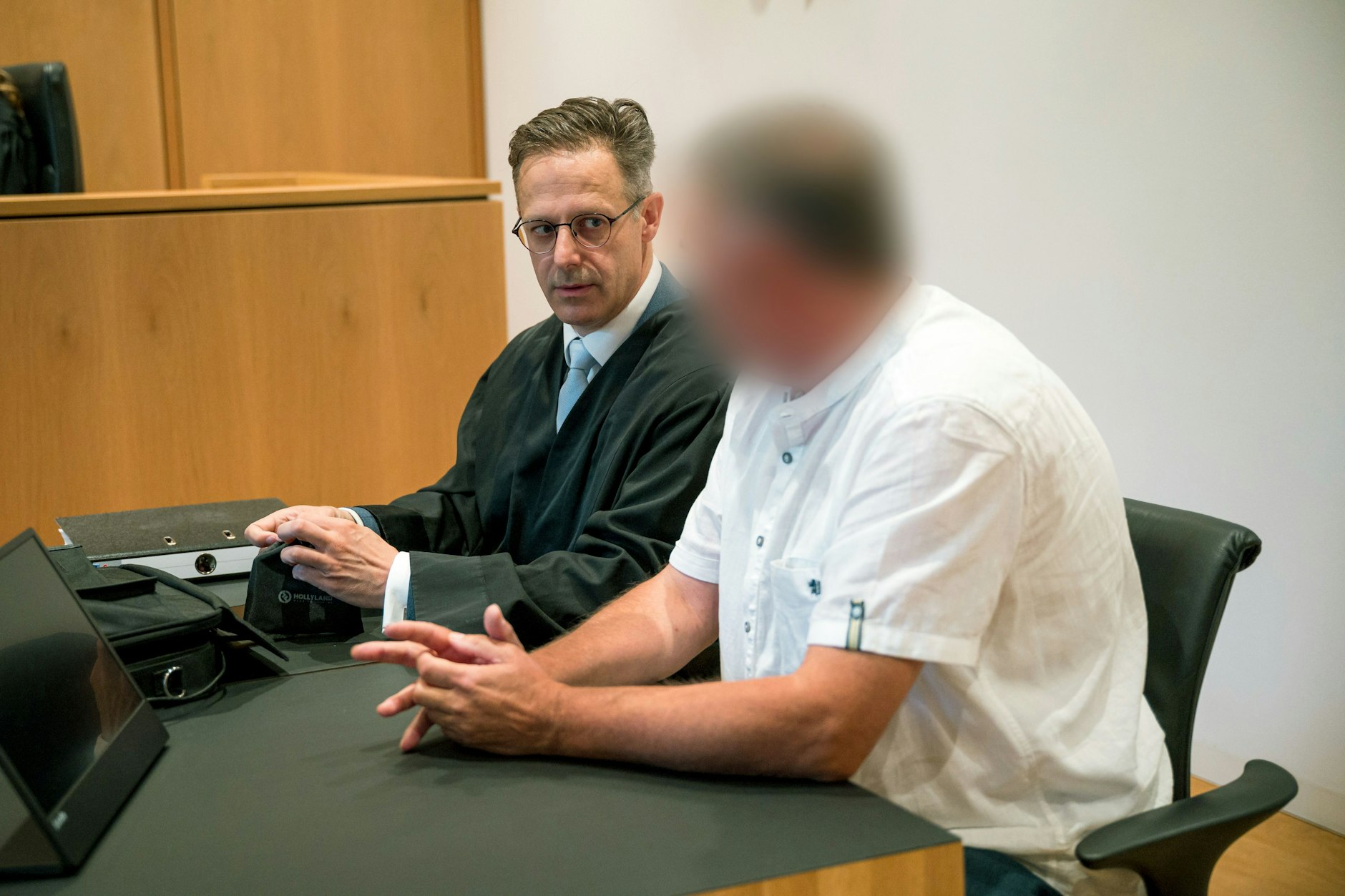 Anwalt Marcus Pretzell neben dem angeklagten Rentner am Mittwoch in Haßfurt.