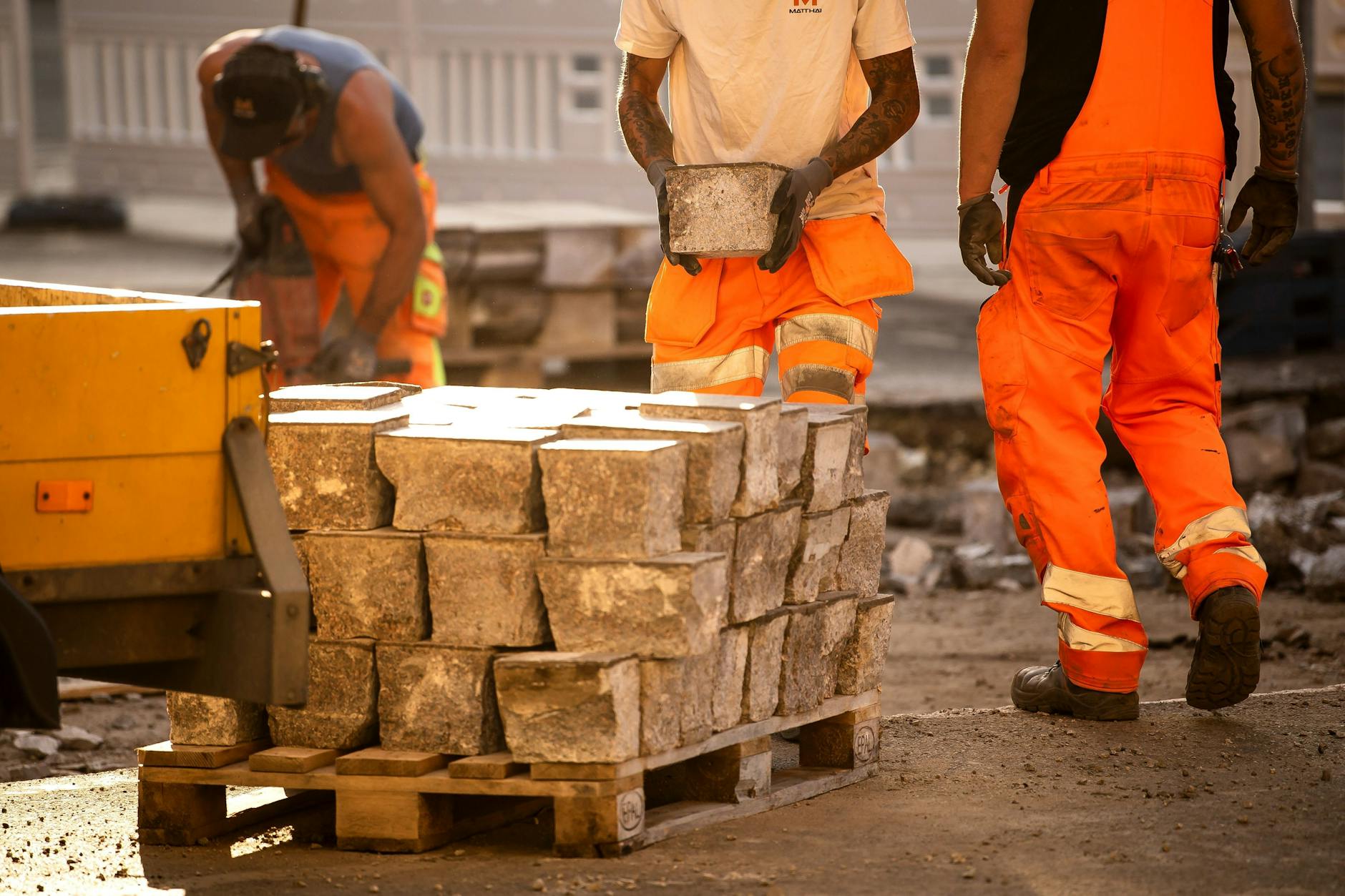 In der Bremer Innenstadt arbeiten Bauarbeiter bei hohen Temperaturen an den Straßenbahn-Gleisen.
