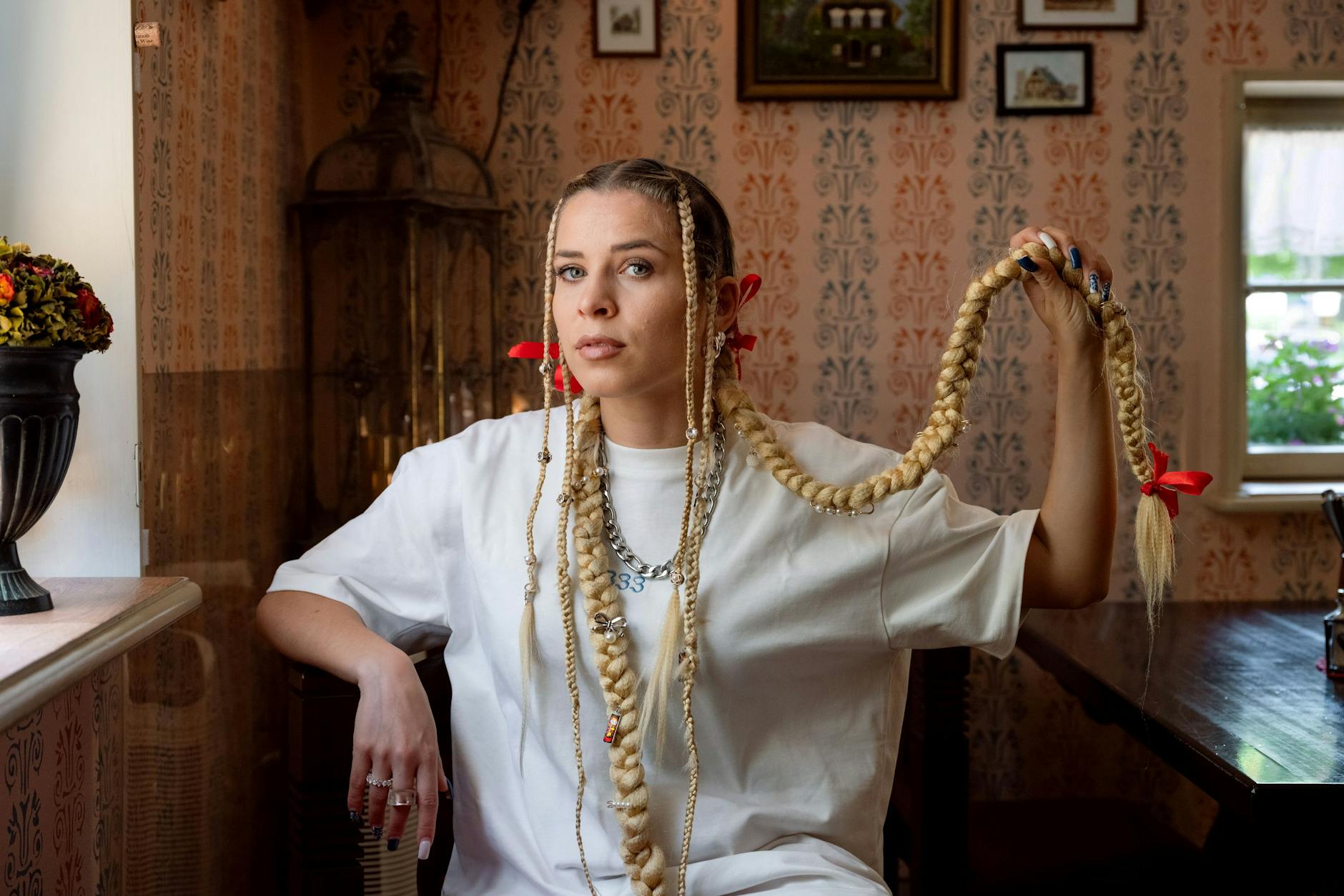 Ein Stück Heimat in Potsdam: die Berliner Rapperin Zavet beim Fotoshooting im Alexandrowka.