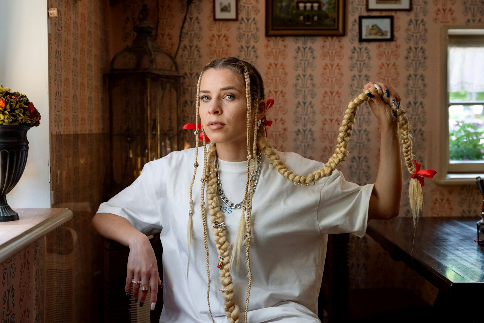 Ein Stück Heimat in Potsdam: die Berliner Rapperin Zavet beim Fotoshooting im Alexandrowka.
