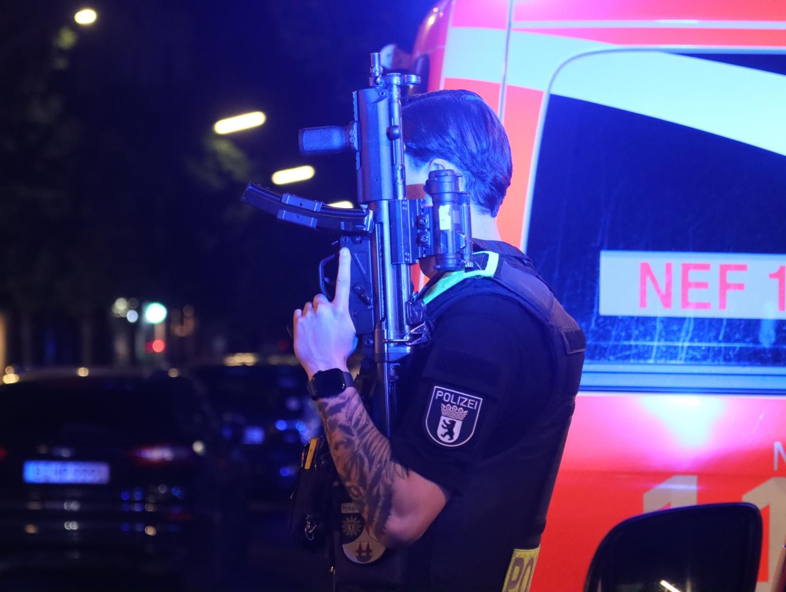 Image - Einsatz mit Maschinenpistolen: Berliner Polizei sperrt Checkpoint Charlie ab