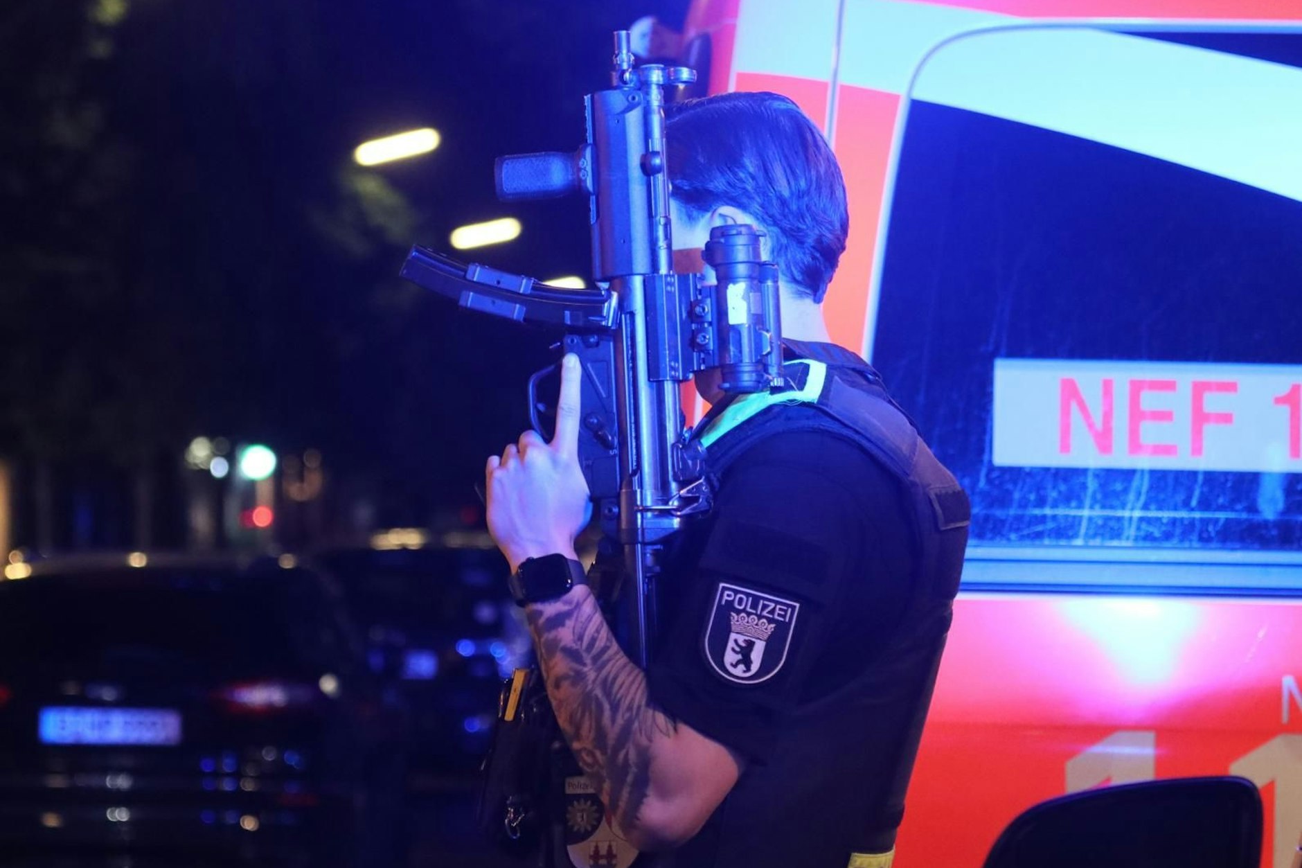 Mehrere mit Maschinenpistolen schwerbewaffnete Beamte sicherten den Tatort am Checkpoint Charlie in Berlin-Mitte.