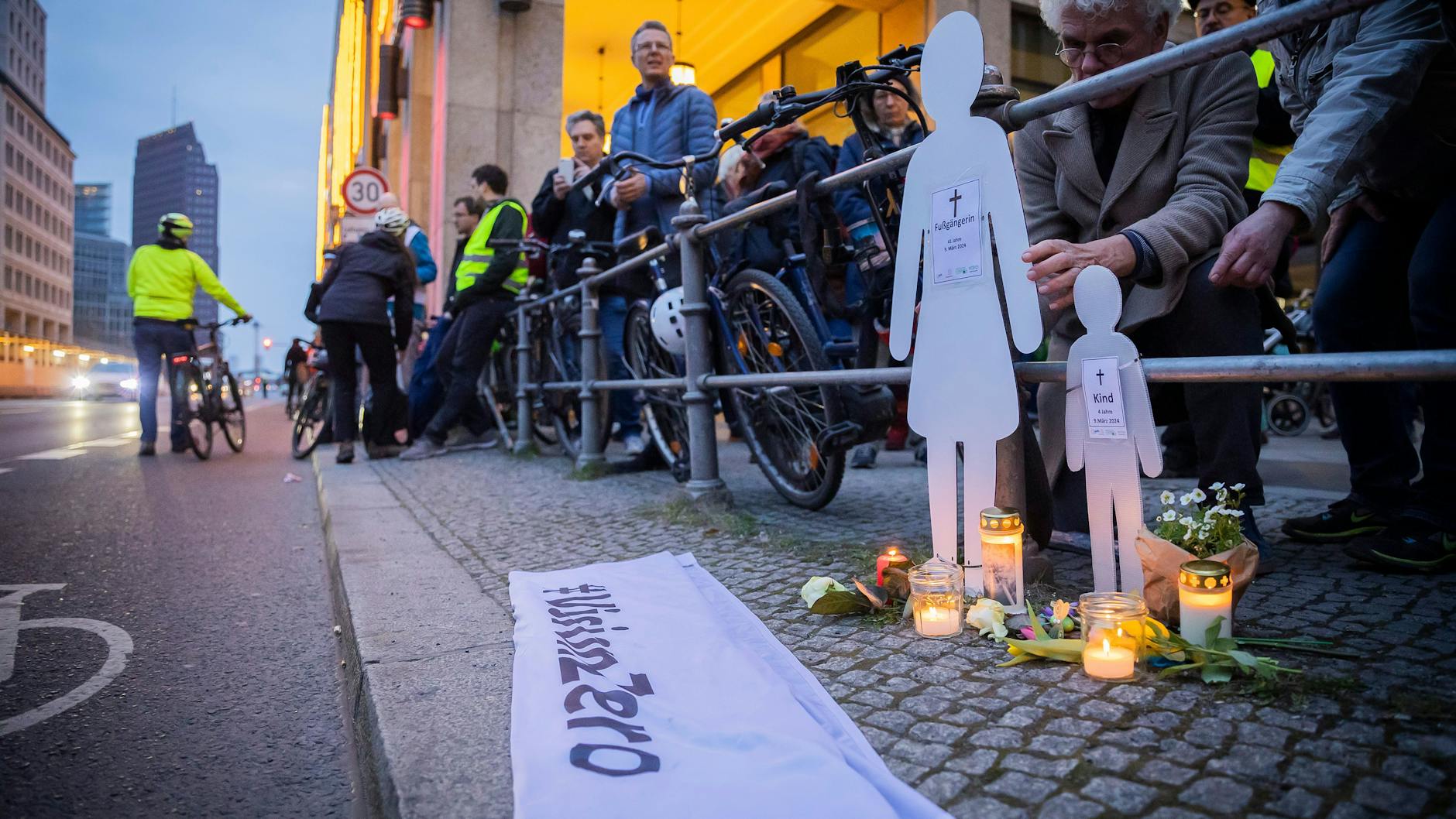 Nach dem verheerenden Unfall in der Leipziger Straße wurde bei einer Mahnwache an die Opfer erinnert: Der Totraser überfuhr eine Mutter und ihren kleinen Sohn.