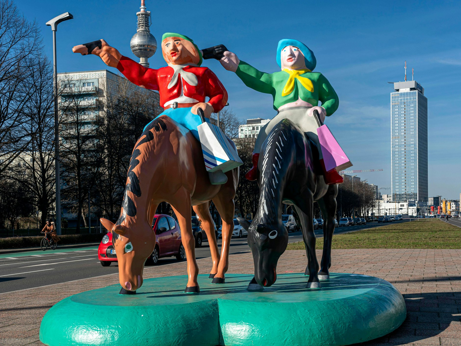 Die DDR-Cowboys, die jetzt an der Märkischen Allee in Biesdorf stehen, ritten einst über die Karl-Marx-Allee. Ihre Mission: Kritik am Kapitalismus.