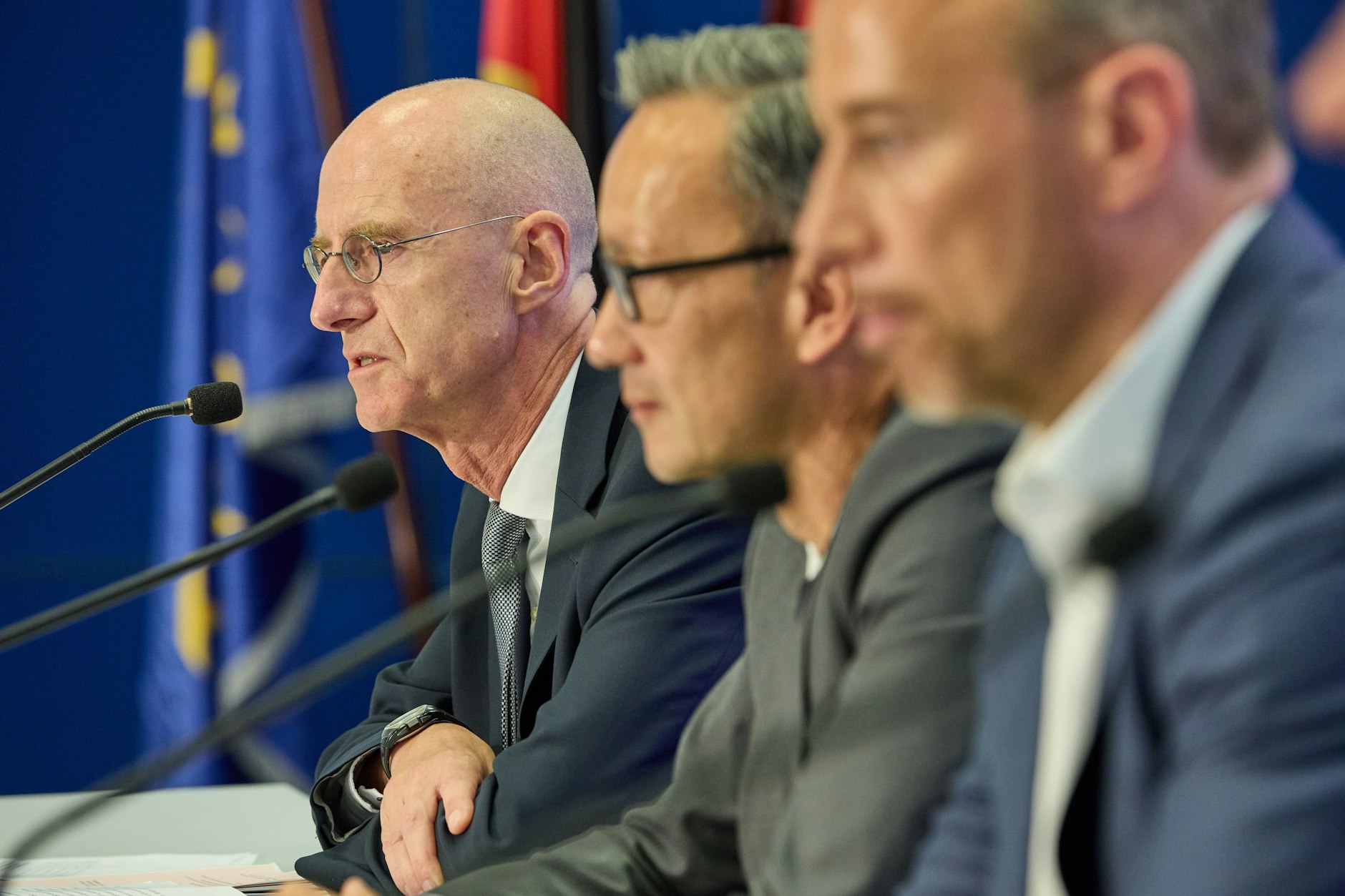 Hamburg: Generalstaatsanwalt Jörg Fröhlich (v.l.n.r.),&nbsp; Polizeipräsident Falk Schnabel und Jan Hieber, Leiter LKA, bei der Pressekonferenz zum Fall.