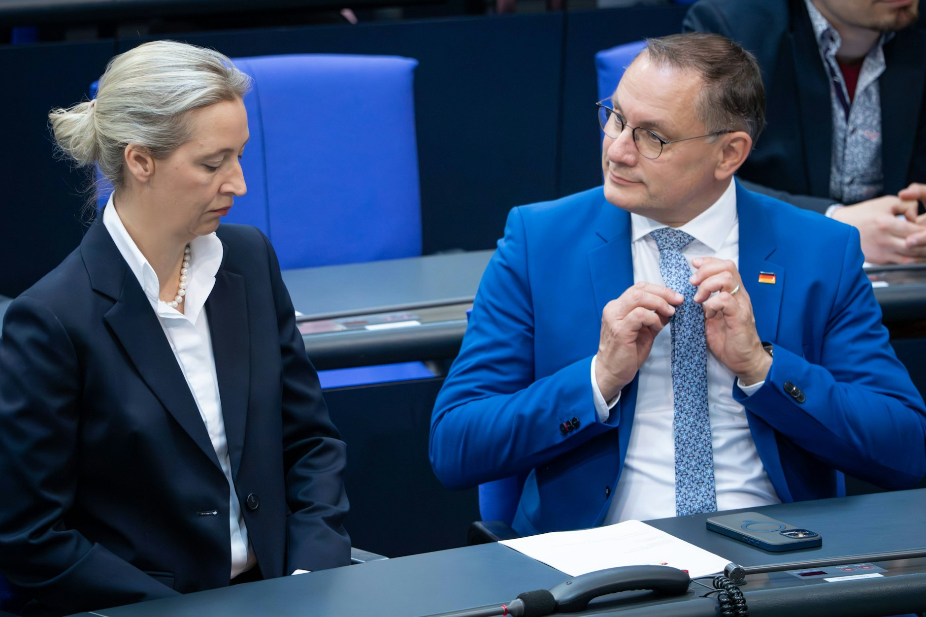Tino Chrupalla (AfD) richtet sich die Krawatte mit Blick zu Alice Weidel.