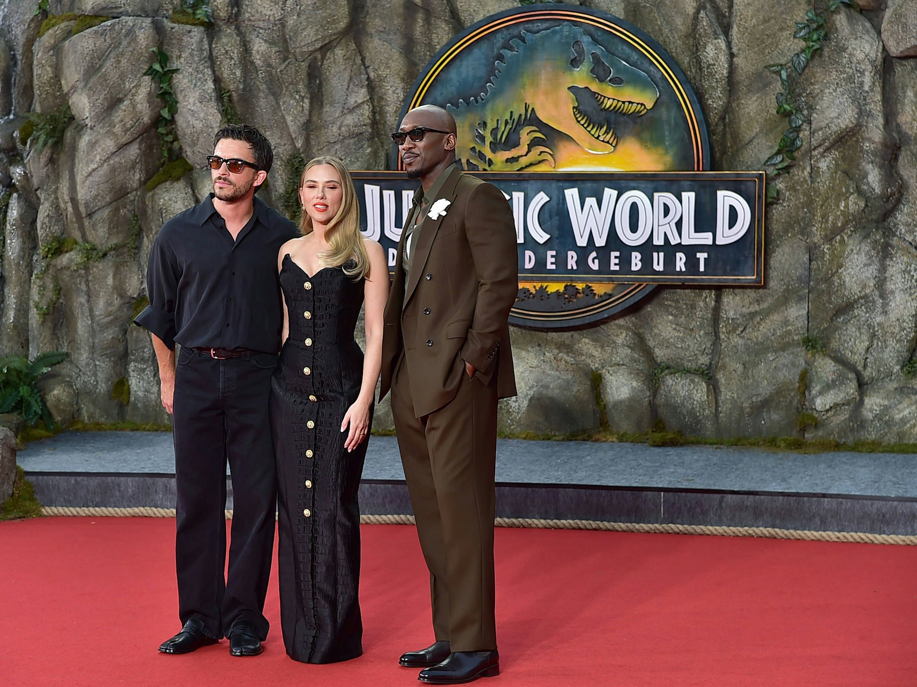 Kamen zur Premiere nach Berlin: Scarlett Johansson, Mahershala Ali und Jonathan Bailey stellten am Mittwoch den neuen Film „Jurassic World: Die Wiedergeburt“ vor.