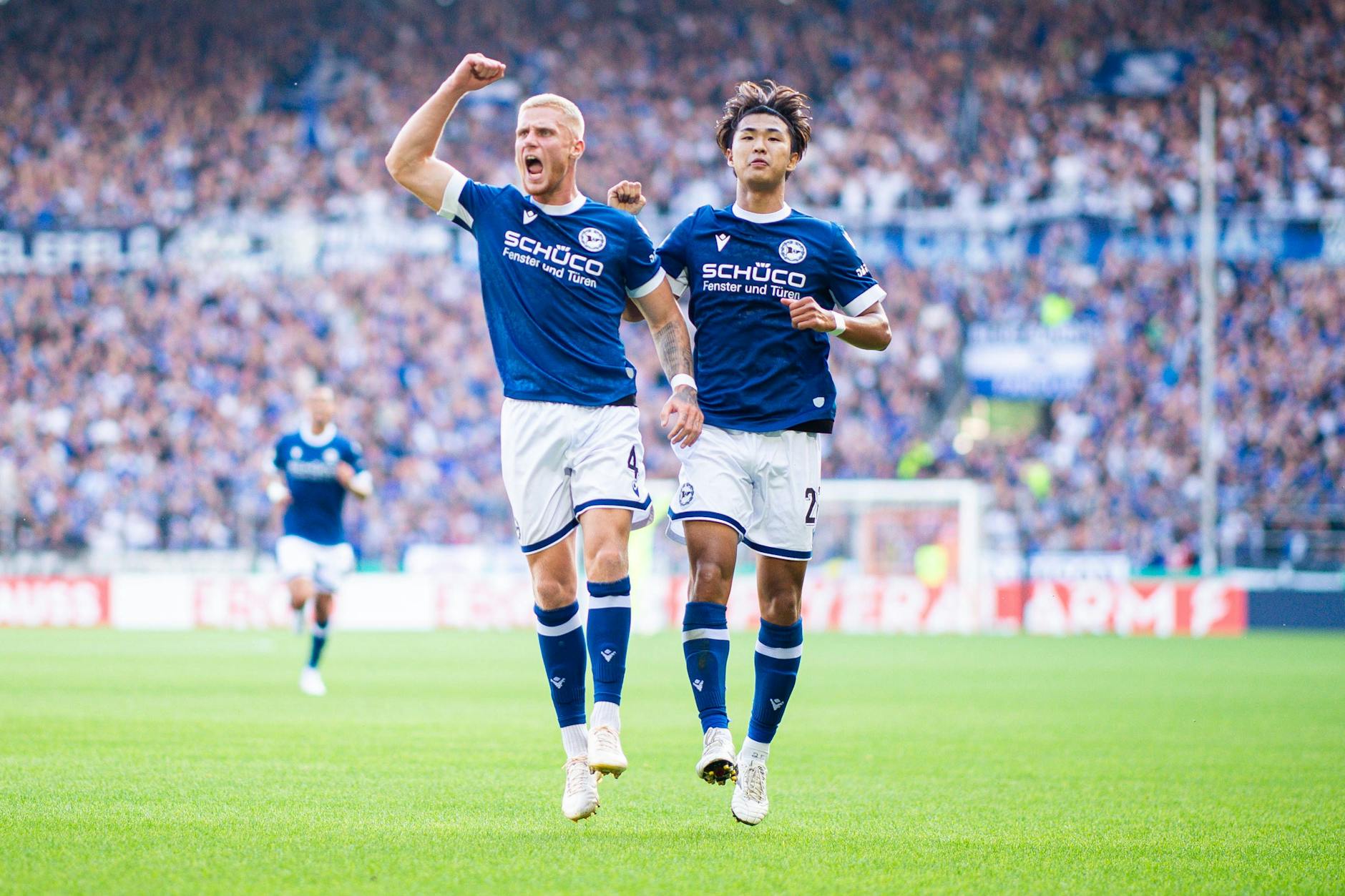 Louis Oppie (23, l.) stieg mit Arminia Bielefeld in die Zweite Liga auf und erreichte sensationell das Finale im DFB-Pokal. Jetzt soll der Verteidiger beim 1. FC Union im Fokus stehen.