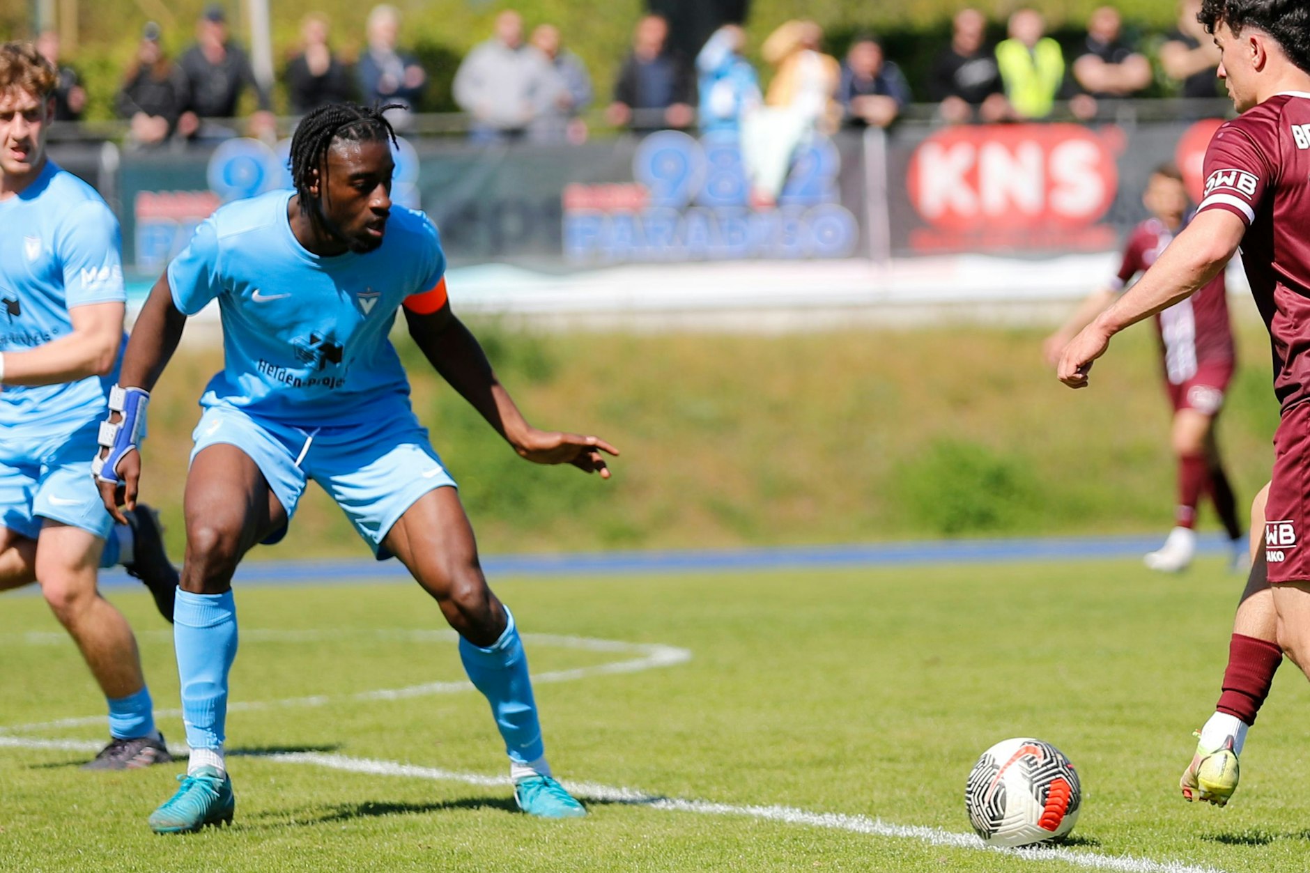 In der Vorsaison stellte sich Larry Oellers (l.) noch Dynamos Henry Jon Crosthwaite in den weg, jetzt trägt er das BFC-Trikot.