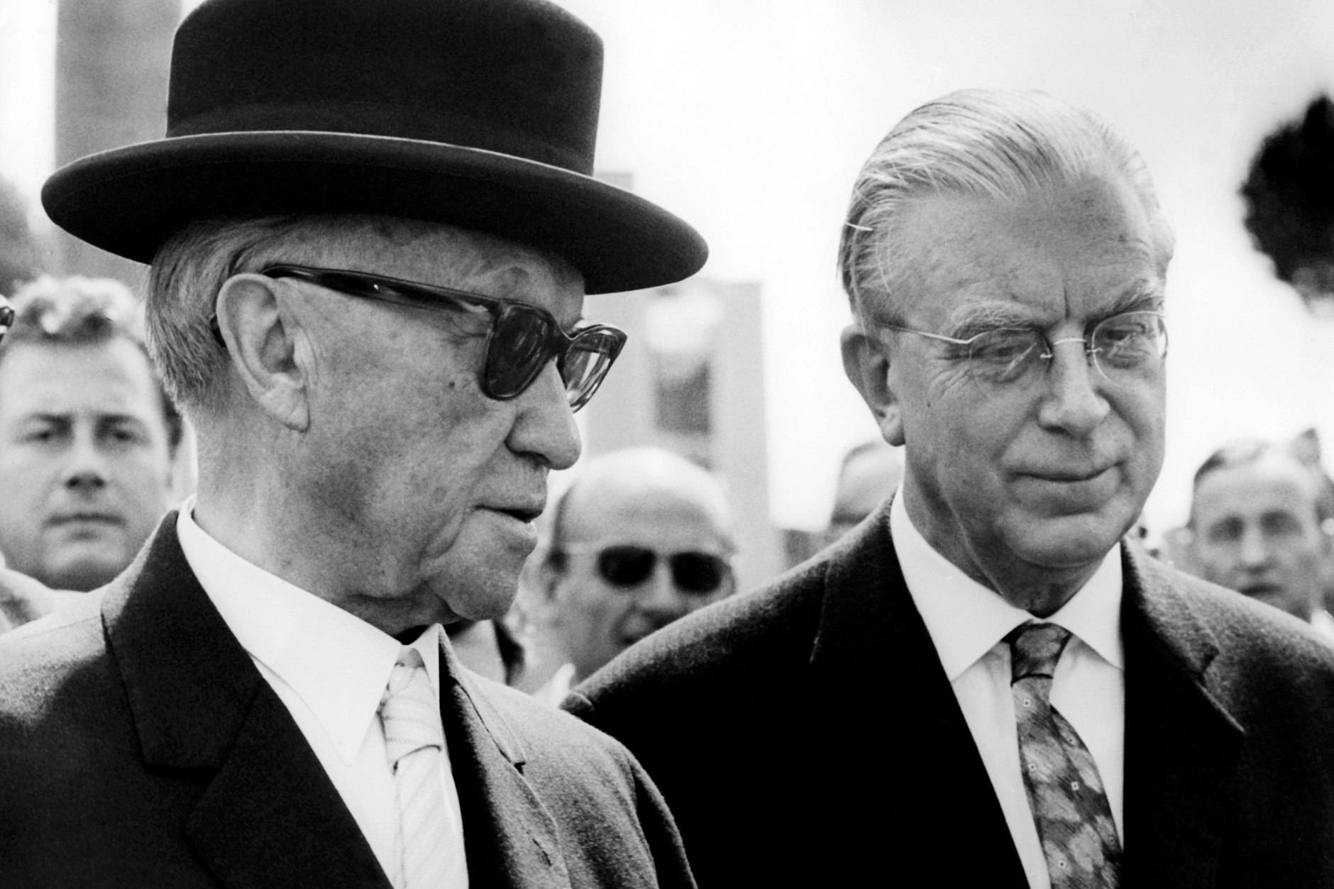 Der Bundeskanzler Konrad Adenauer und sein enger Vertrauter Hans Globke, Staatssekretär im Kanzleramt, im Januar 1963.