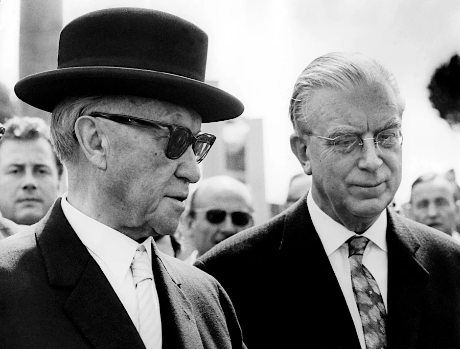Der Bundeskanzler Konrad Adenauer und sein enger Vertrauter Hans Globke, Staatssekretär im Kanzleramt, im Januar 1963.