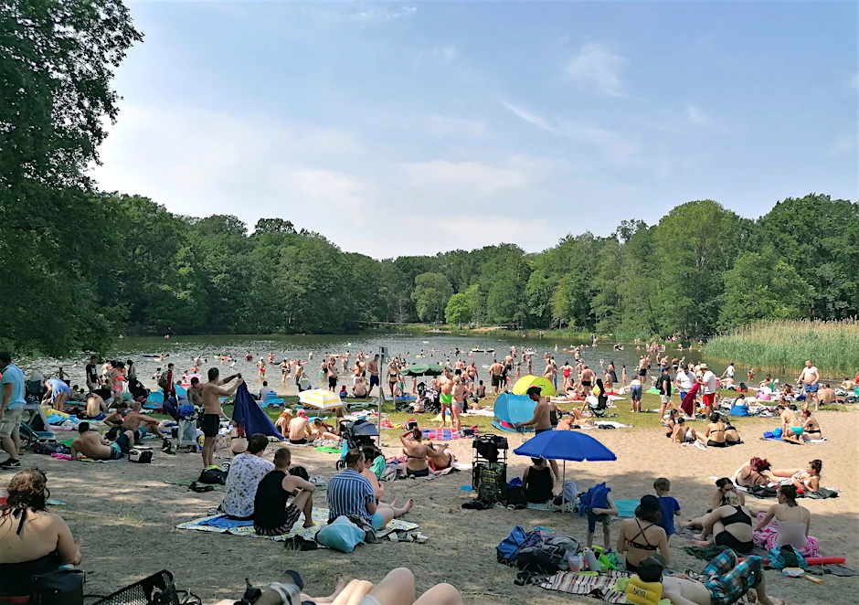 Das Strandbad Jungfernheide ist wegen eines starken Befalls des Eichenprozessionsspinners im Park vorerst geschlossen.