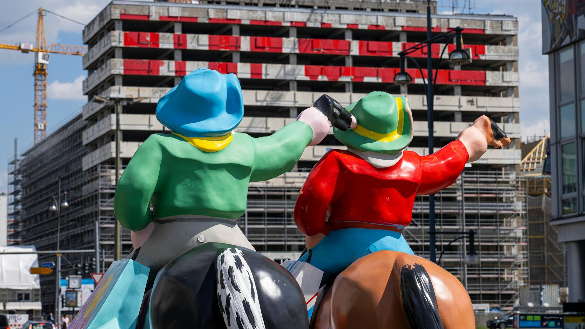 Zuletzt standen die Cowboys auf einem Mittelstreifen vor dem Shopping-Tempel Alexa am Alexanderplatz. Inzwischen sind die XXL-Figuren nach Biesdorf geritten.
