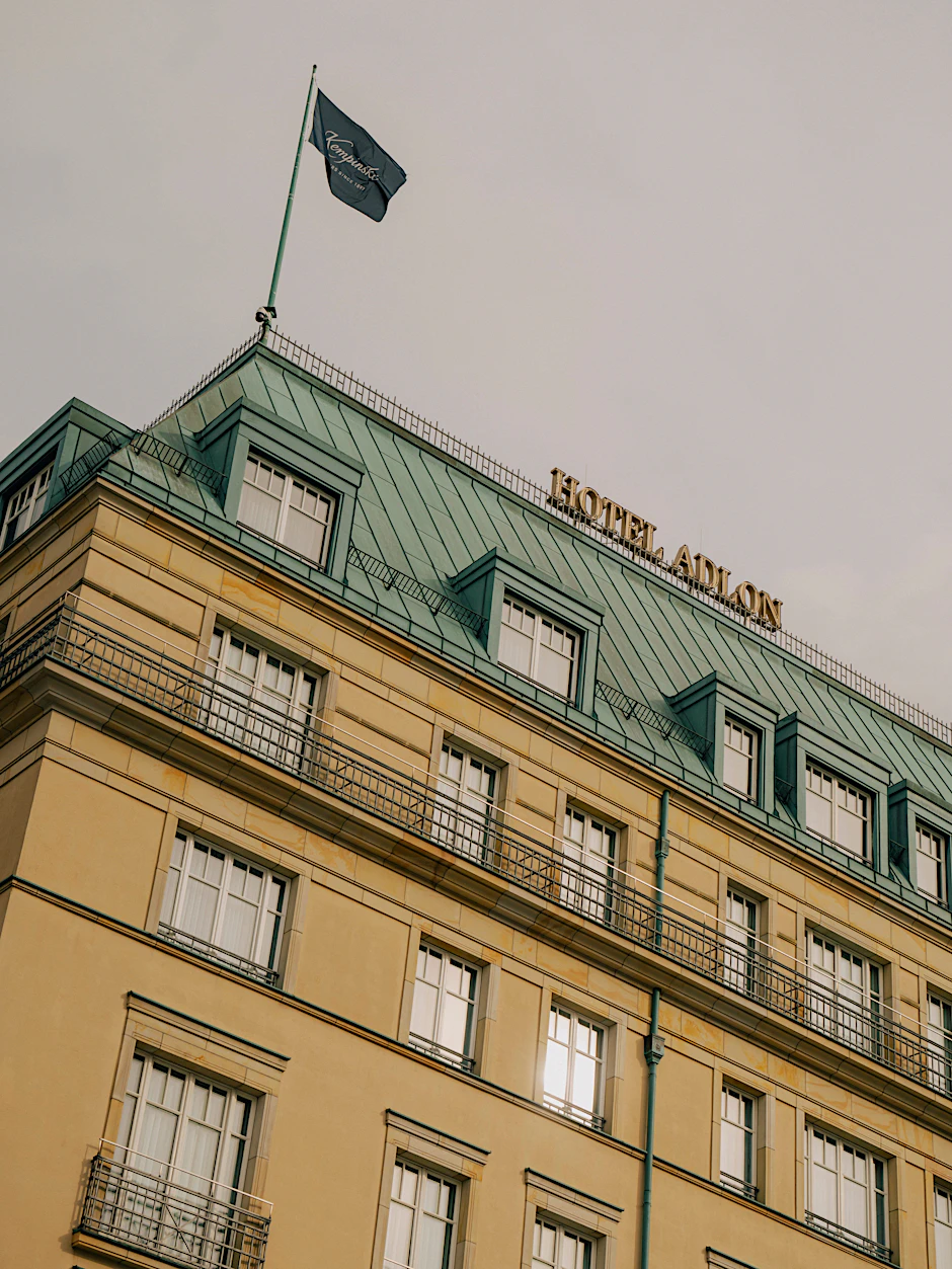 Portrait des Sternekochs Jonas Zörner im Restaurant »Lorenz Adlon Esszimmer« sowie Reportage aus der Küche des Berliner Luxus-Hotels Adlon. Fotografiert für Berliner Zeitung am Wochenende am 13.03..2025