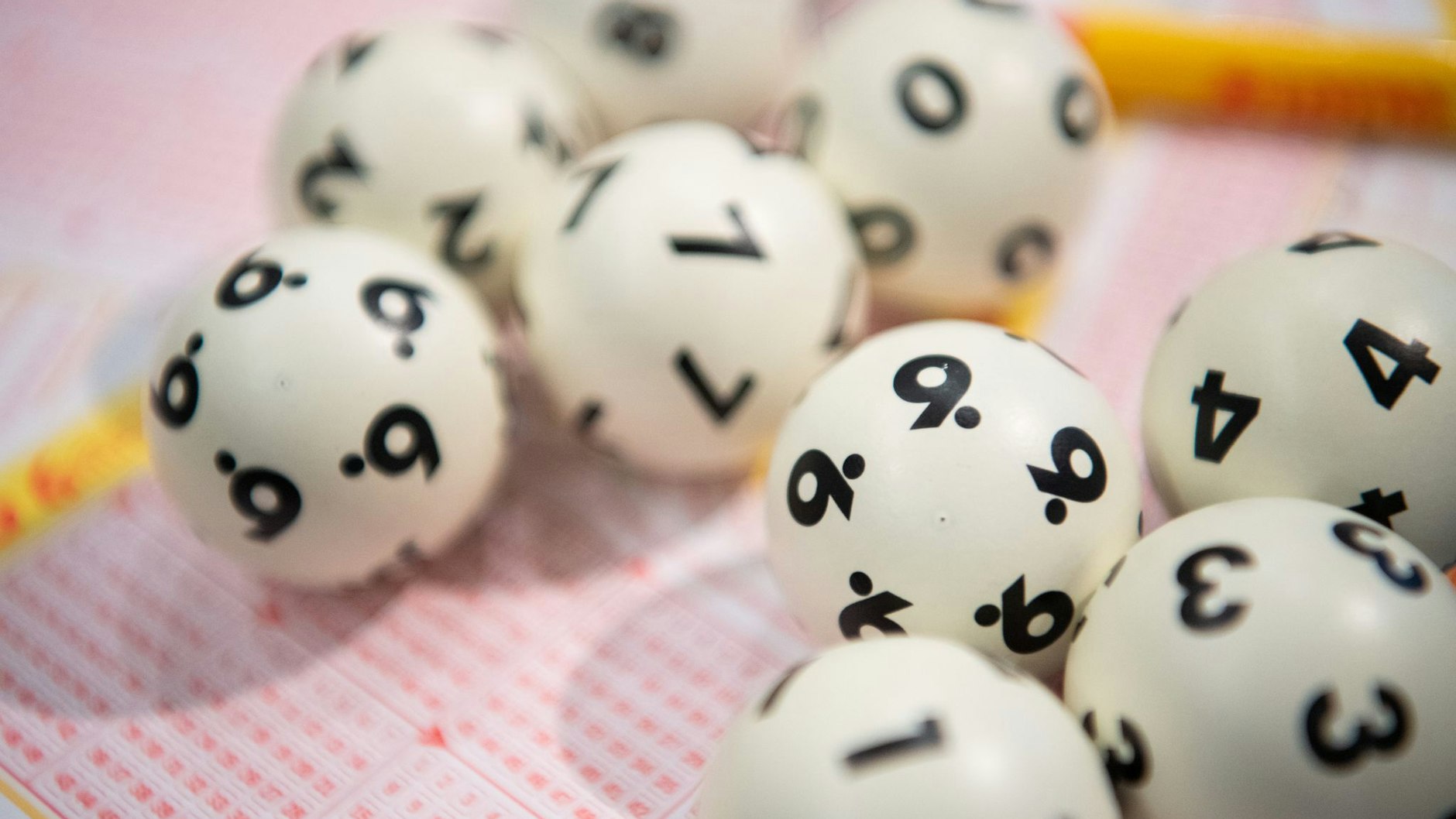 Jeder Spieler träumt davon, irgendwann den großen Jackpot beim Lotto abzuräumen. Wie es wohl dem Tipper geht, der in Irland jetzt 250 Millionen Euro gewann?