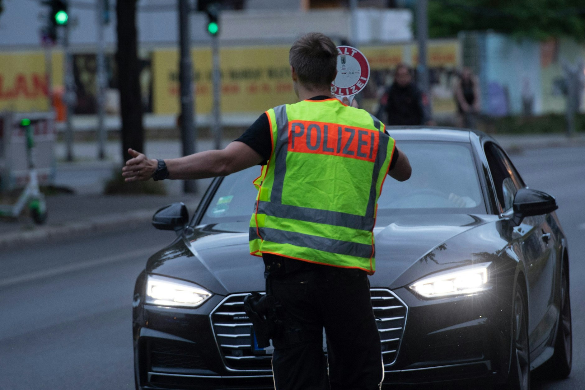 Bei einer Verkehrskontrolle in Tempelhof-Schöneberg hat die Polizei mehrere Waffen sichergestellt.
