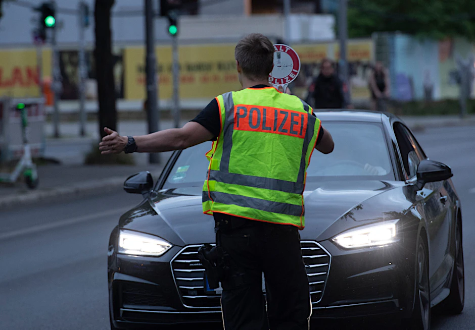 Bei einer Verkehrskontrolle in Tempelhof-Schöneberg hat die Polizei mehrere Waffen sichergestellt.