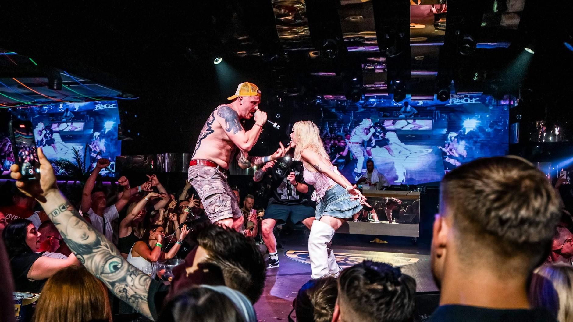 Mia Julia singt regelmäßig auf Mallorca – wie hier mit dem Brandenburger Rapper Finch bei der Eröffnung der diesjährigen Megapark-Saison.