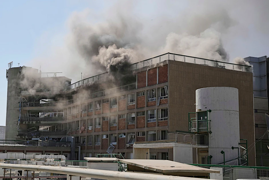 Israel, Beerscheva: Rauch steigt aus einem Gebäude des Soroka-Krankenhauses auf.