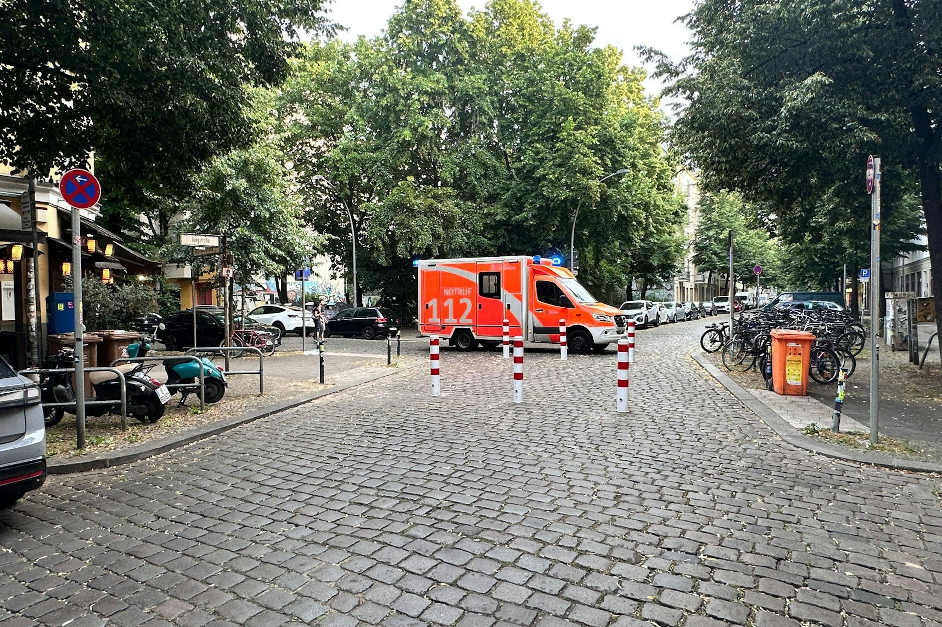 Laut X-User Felix ist hier ein Rettungswagen in Friedrichshain zu sehen, der von Pollern behindert wird. Aber stimmt das tatsächlich?