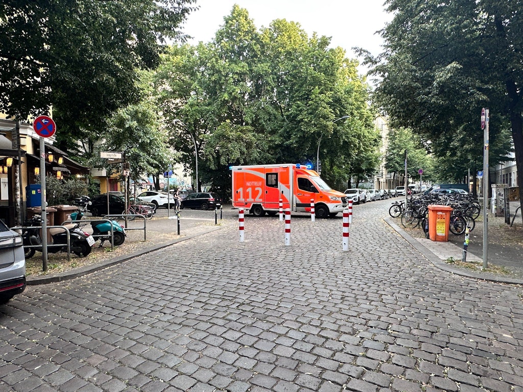 Friedrichshain-Scheitert-hier-ein-Rettungswagen-an-einem-Poller-