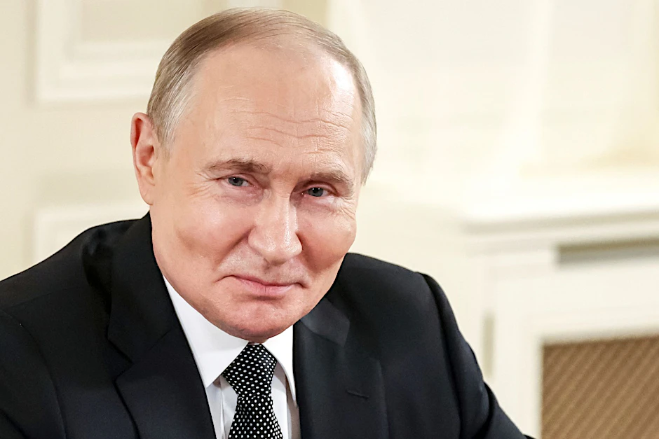 Der russische Präsident Wladimir Putin im Gespräch mit Vertretern internationaler Nachrichtenagenturen am Rande des St. Petersburger Internationalen Wirtschaftsforums.