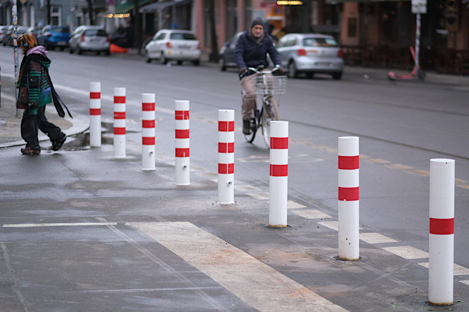 Poller und Straßensperrung in Friedrichshain an der Ecke Boxhagener/Niederbarnimstraße